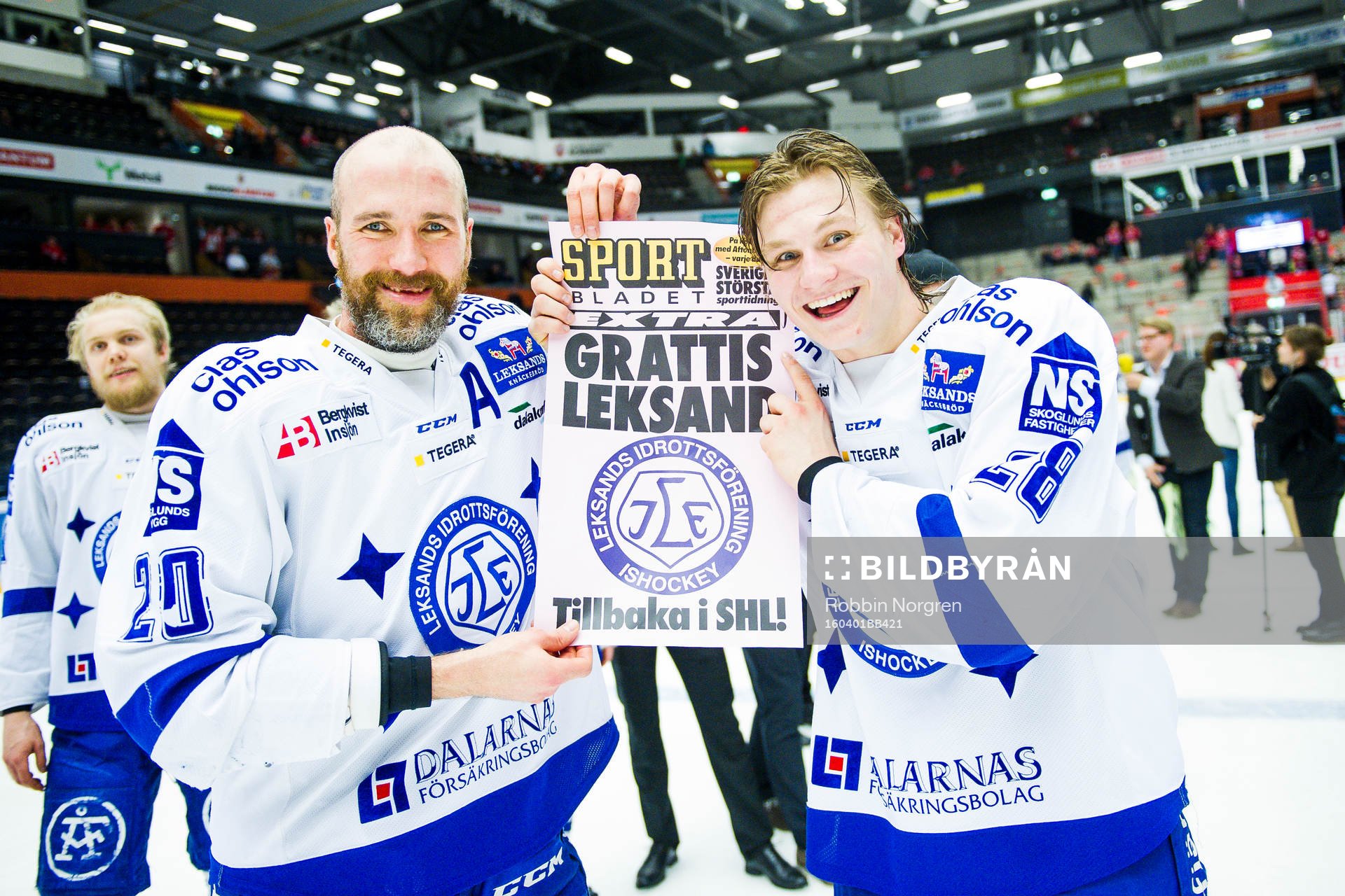 Leksands Tommi Paakkolanvaara och Anton Karlsson jublar