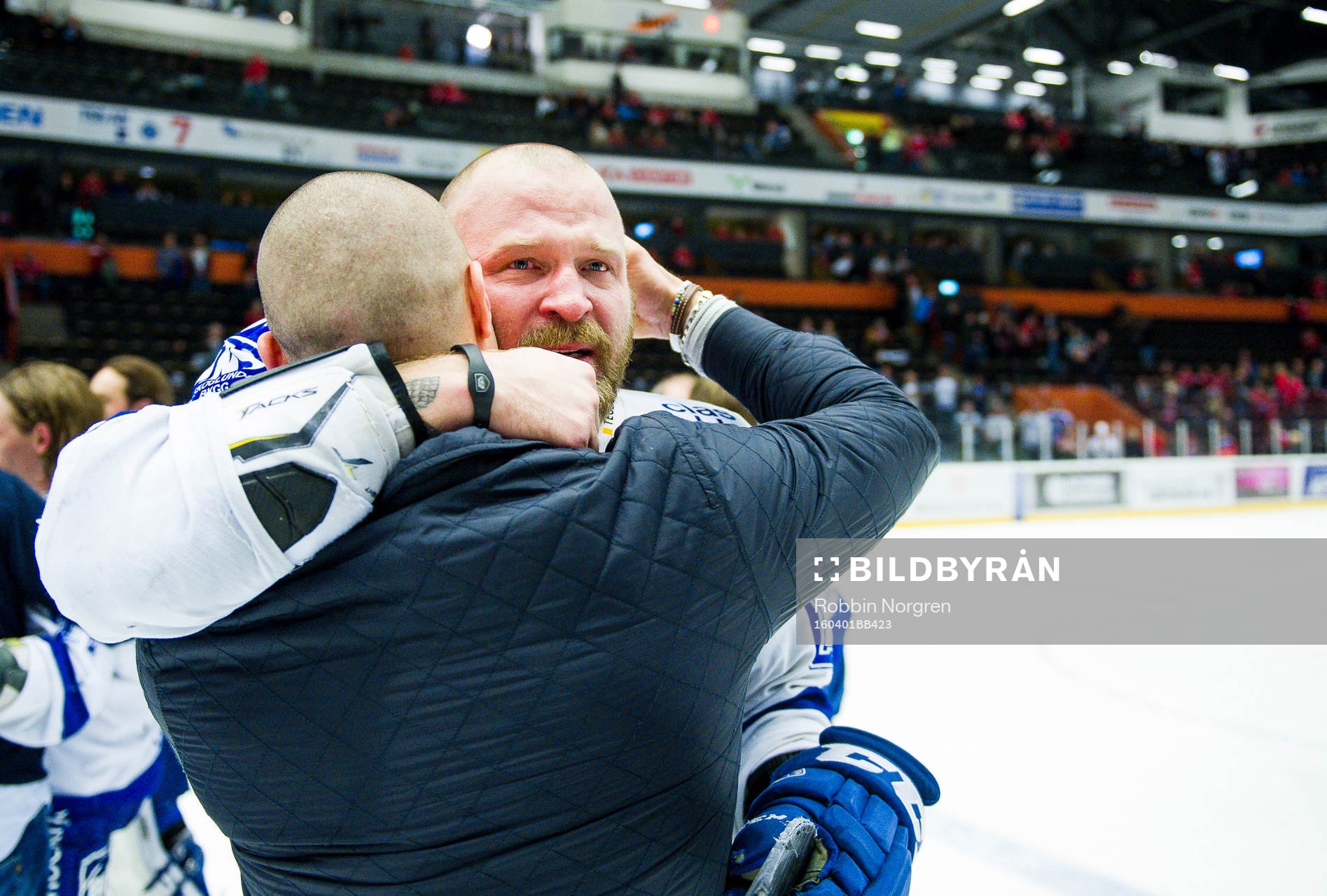 Leksands Jonas Frögren kramar om Robin Jacobsson
