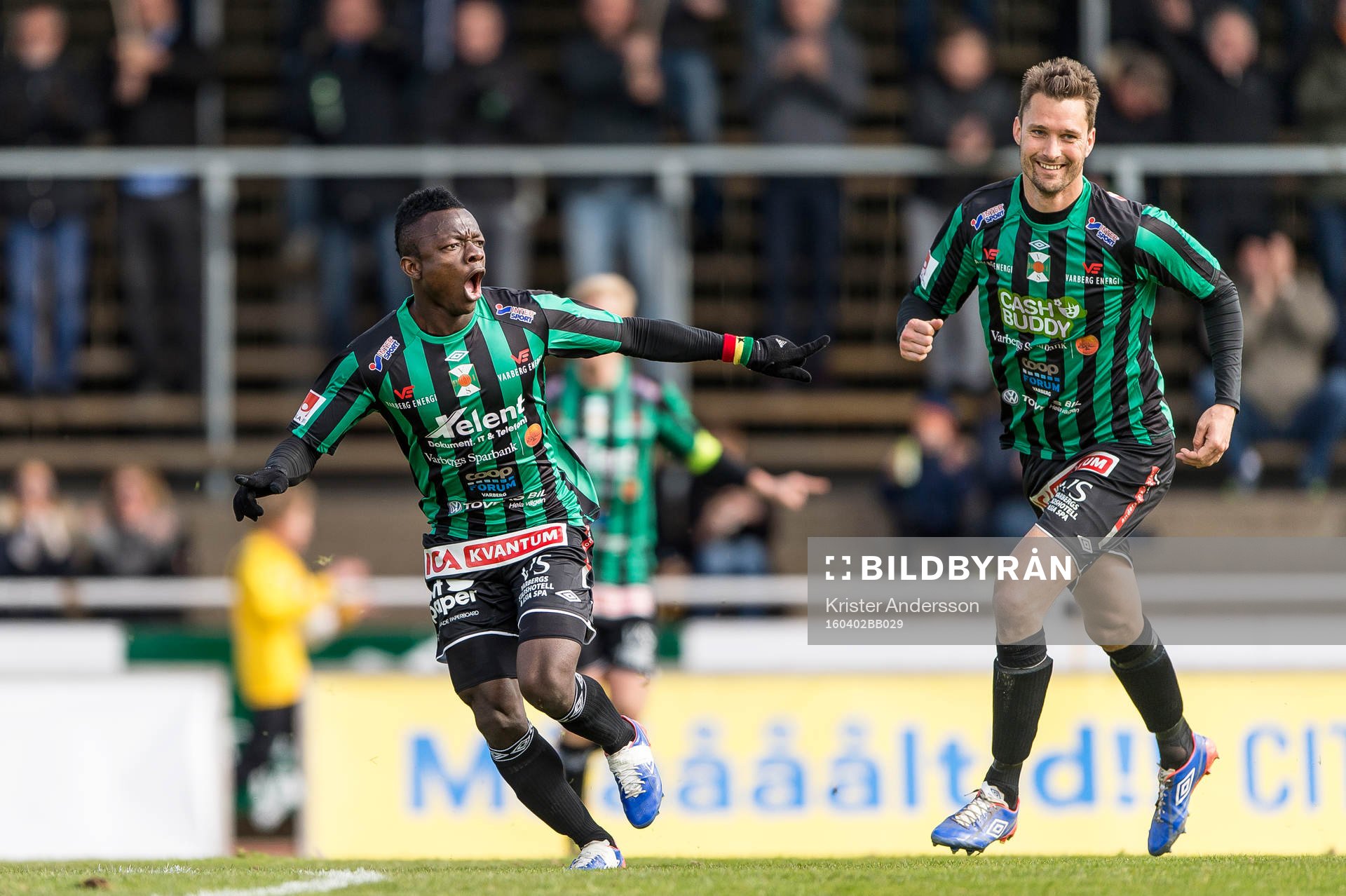 Varbergs Thomas Boakye (v) jublar efter 2-0 under fotbollsmatchen i Superettan mellan Varberg och Åtvidaberg den 2 april 2016 i Varberg.