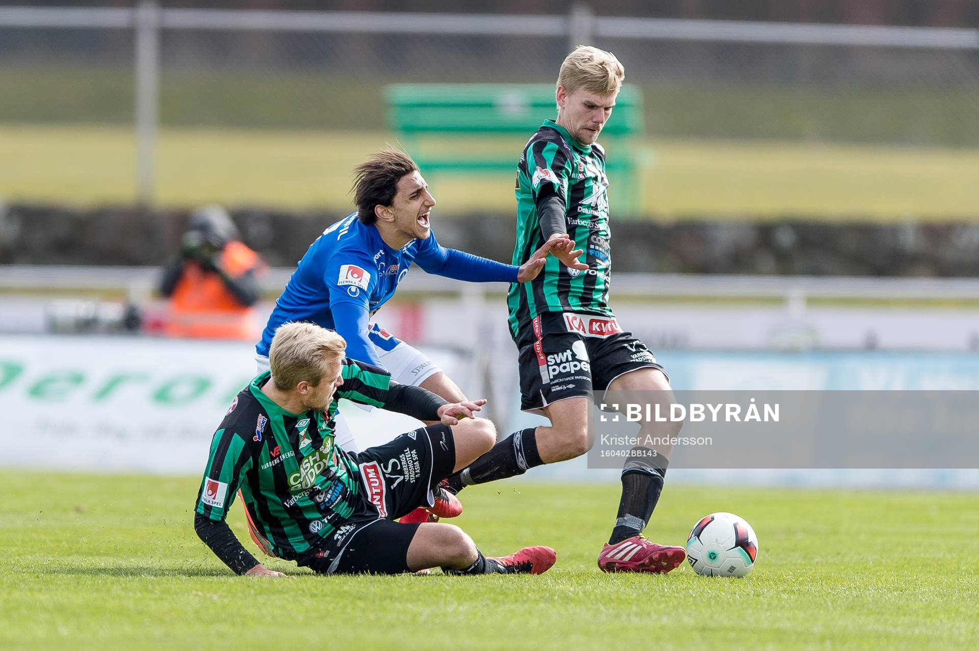 Varbergs Sebastian Crona (v) och Erik Lund (h) i kamp med Åtvidabergs Mahmoud Eid under fotbollsmatchen i Superettan mellan Varberg och Åtvidaberg den 2 april 2016 i Varberg.