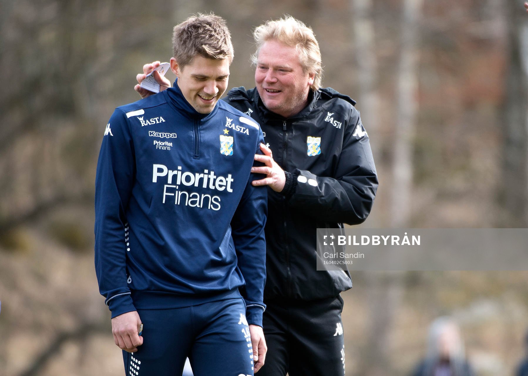 IFK Göteborgs Mikael Boman klappas om av tränare Jörgen