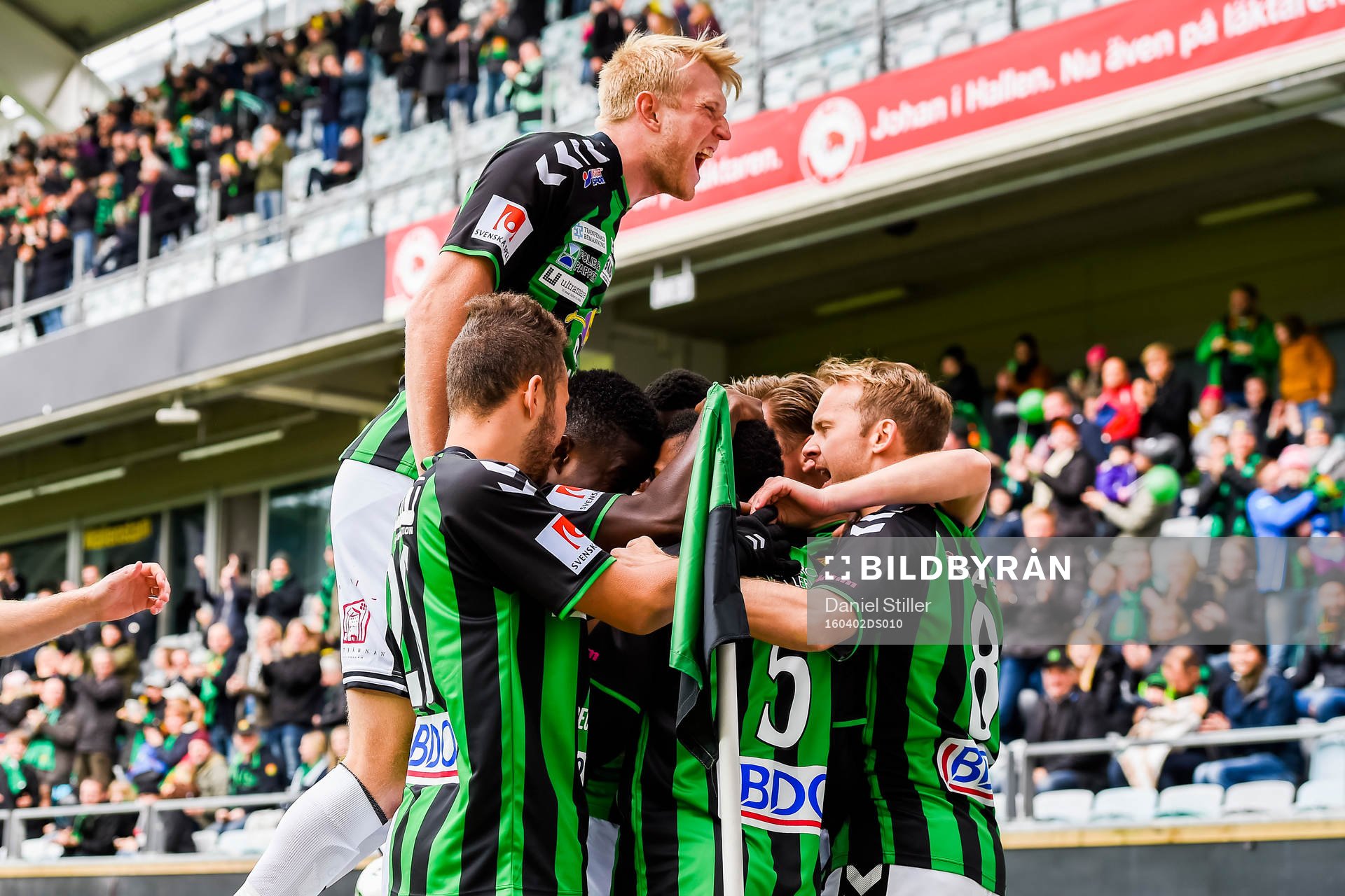 GAIS Carl Nyström jublar med lagkamraterna