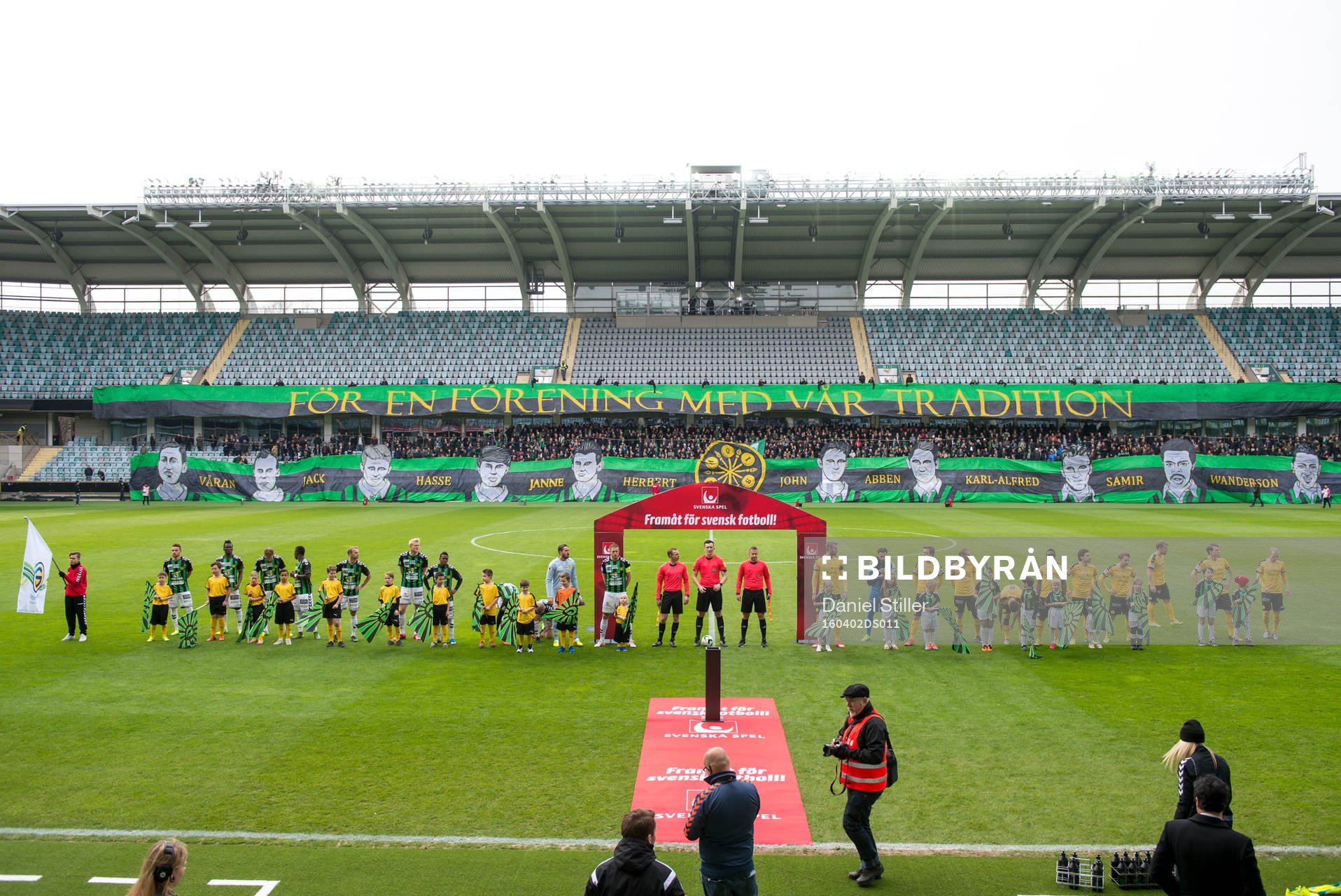GAIS och Frejs spelare före  fotbollsmatchen i Superettan