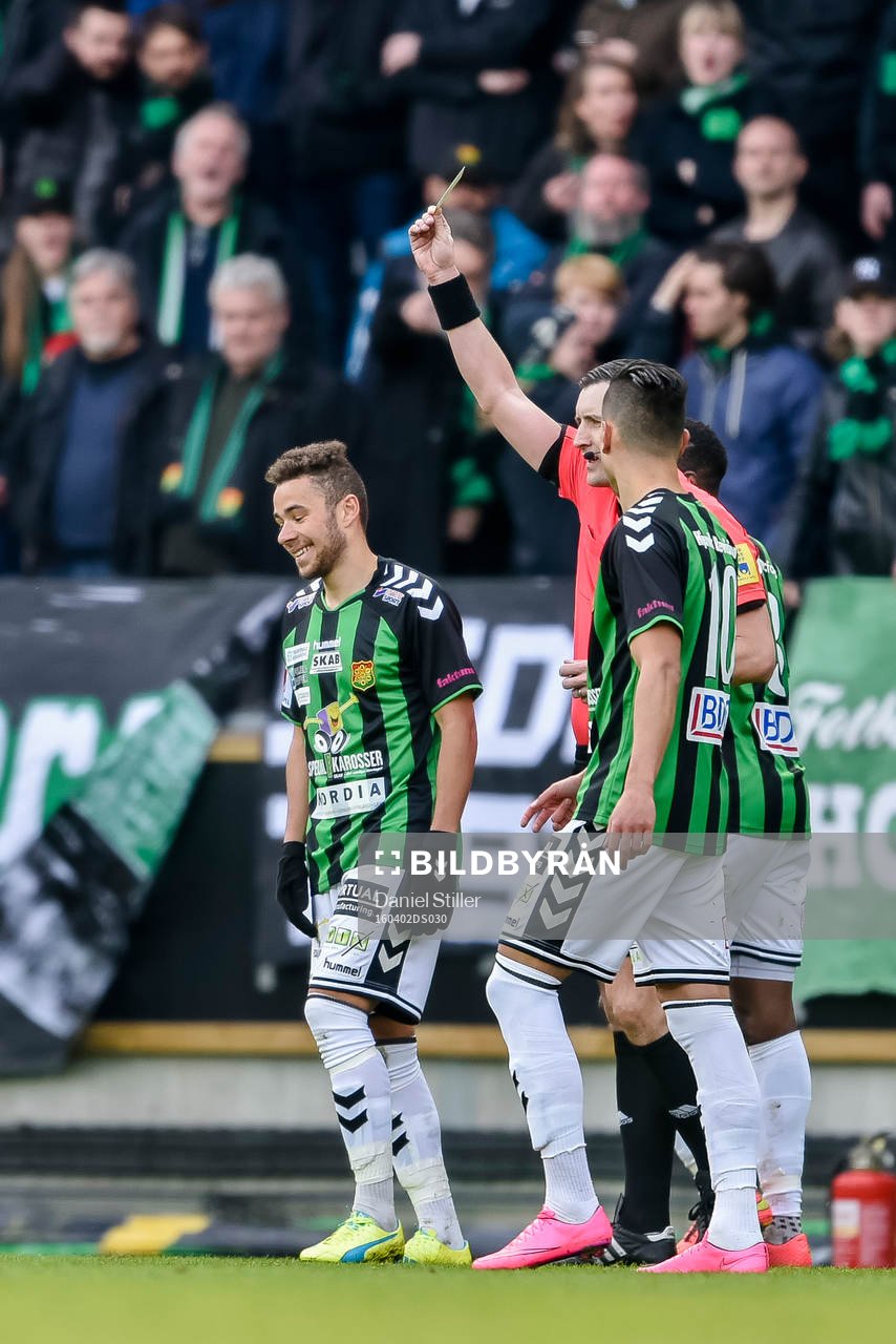 GAIS Malkolm Moenza får sitt andra gula kort för matchen