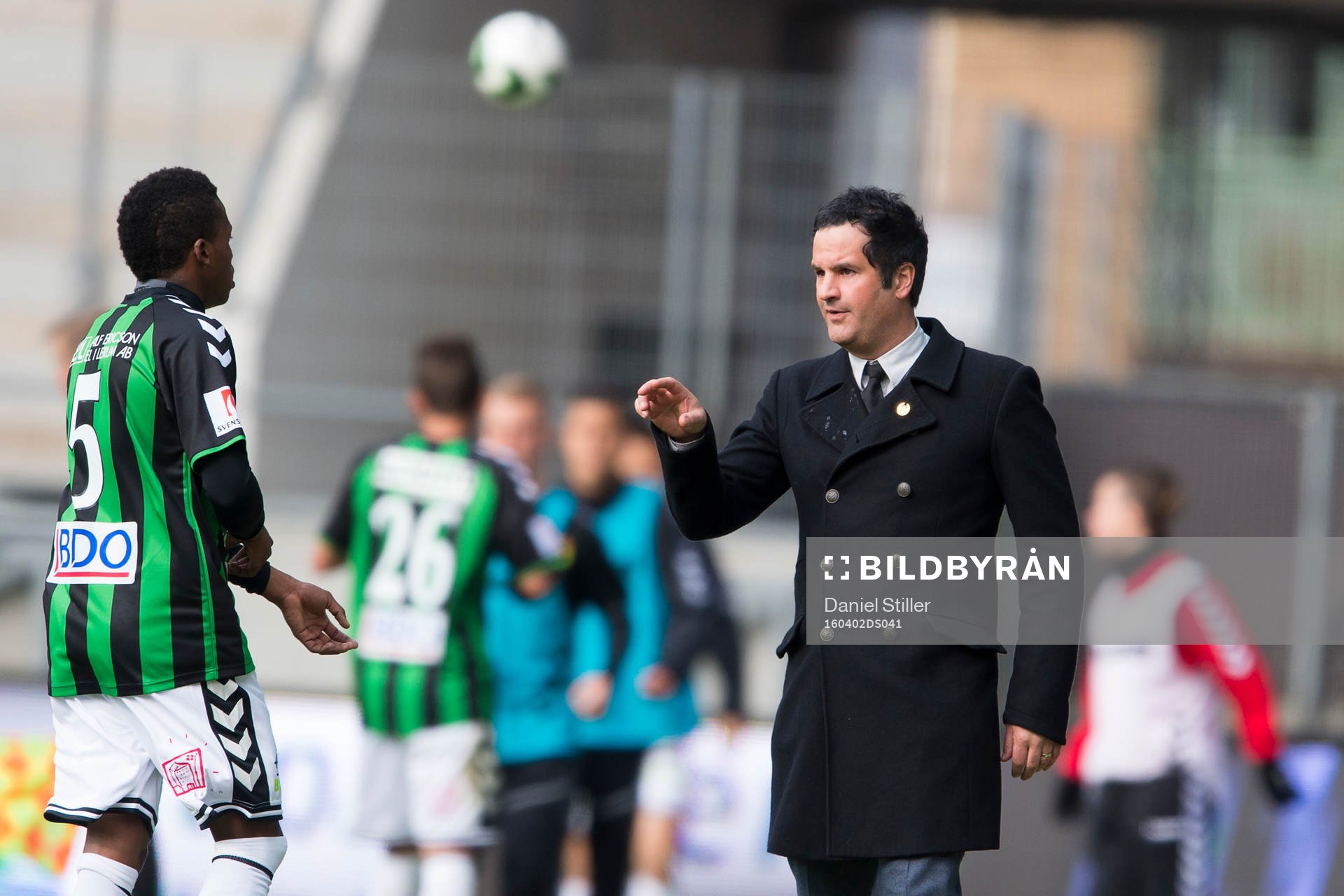 GAIS tränare Benjamin Westman pratar med Luther Singh