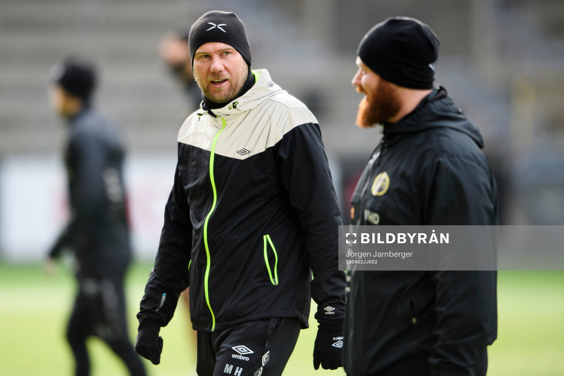 Elfsborgs manager Magnus Haglund pratar med fystränare
