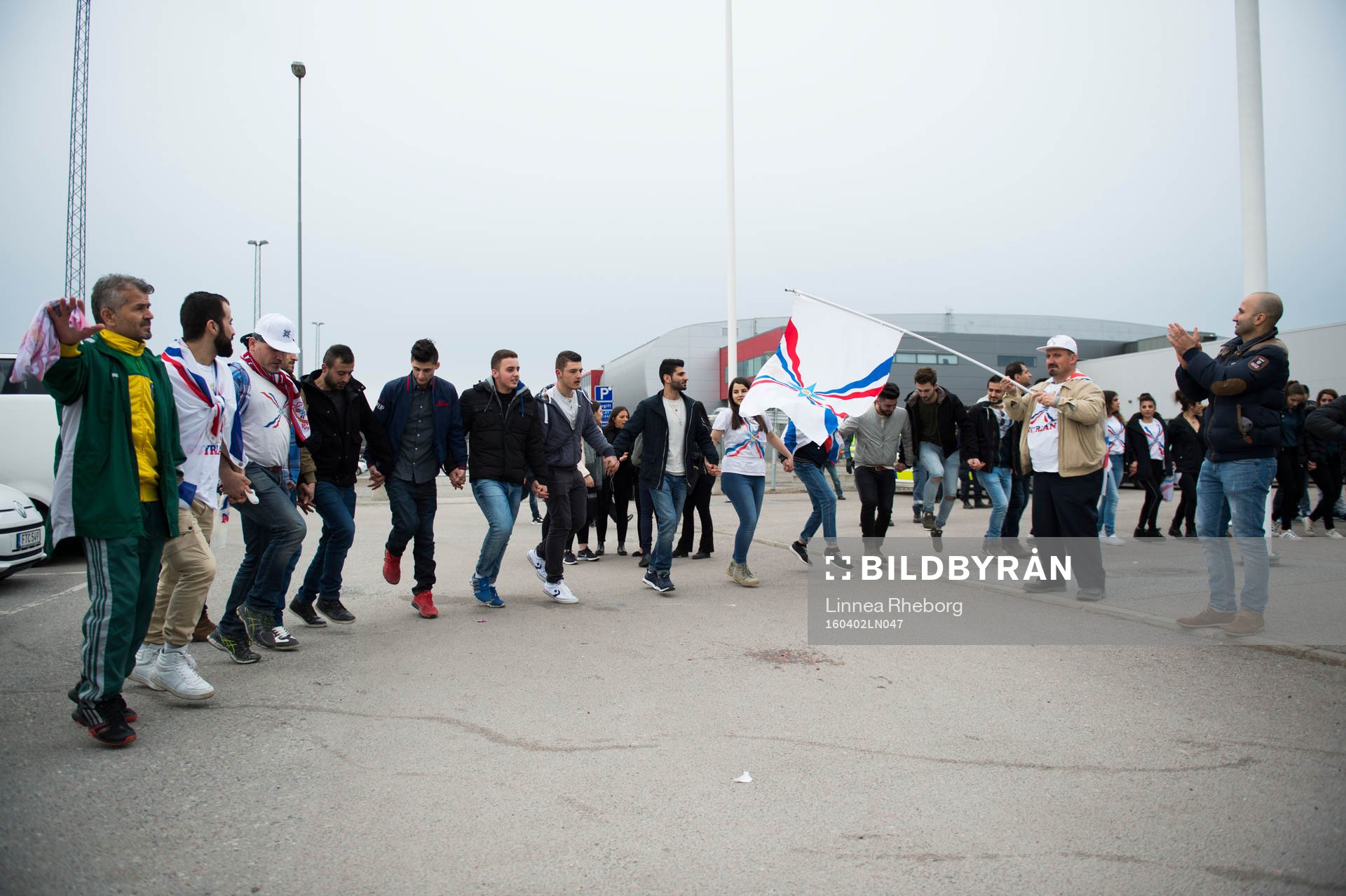 Assyriskas fans vandrar mot arenan