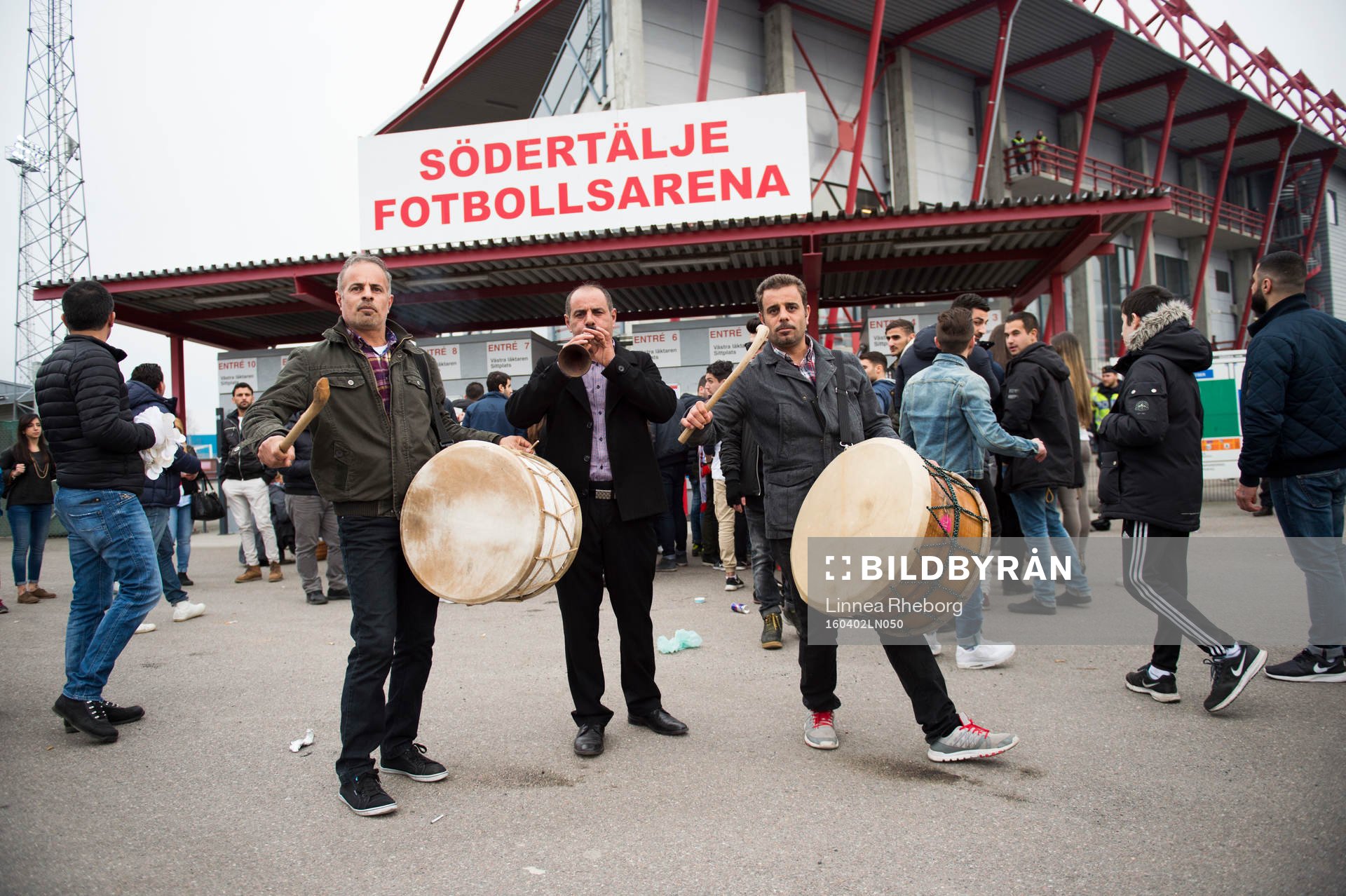 Assyriskas fans vandrar mot arenan