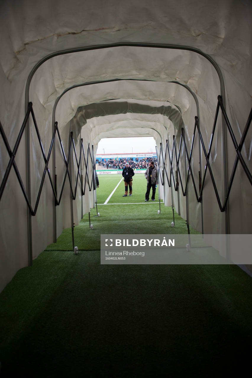 Assyriskas fans vandrar mot arenan