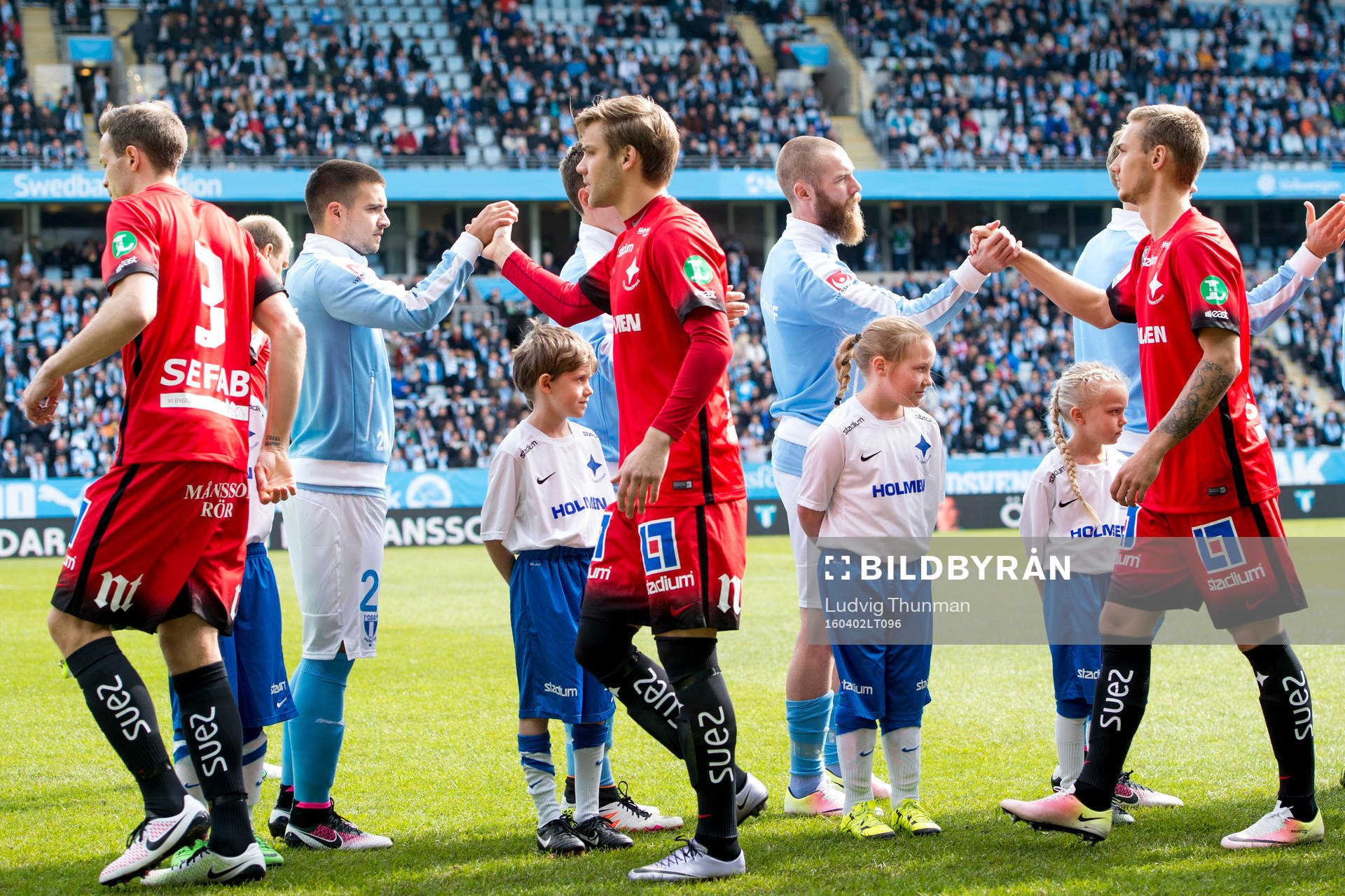 Spelarna hälsar