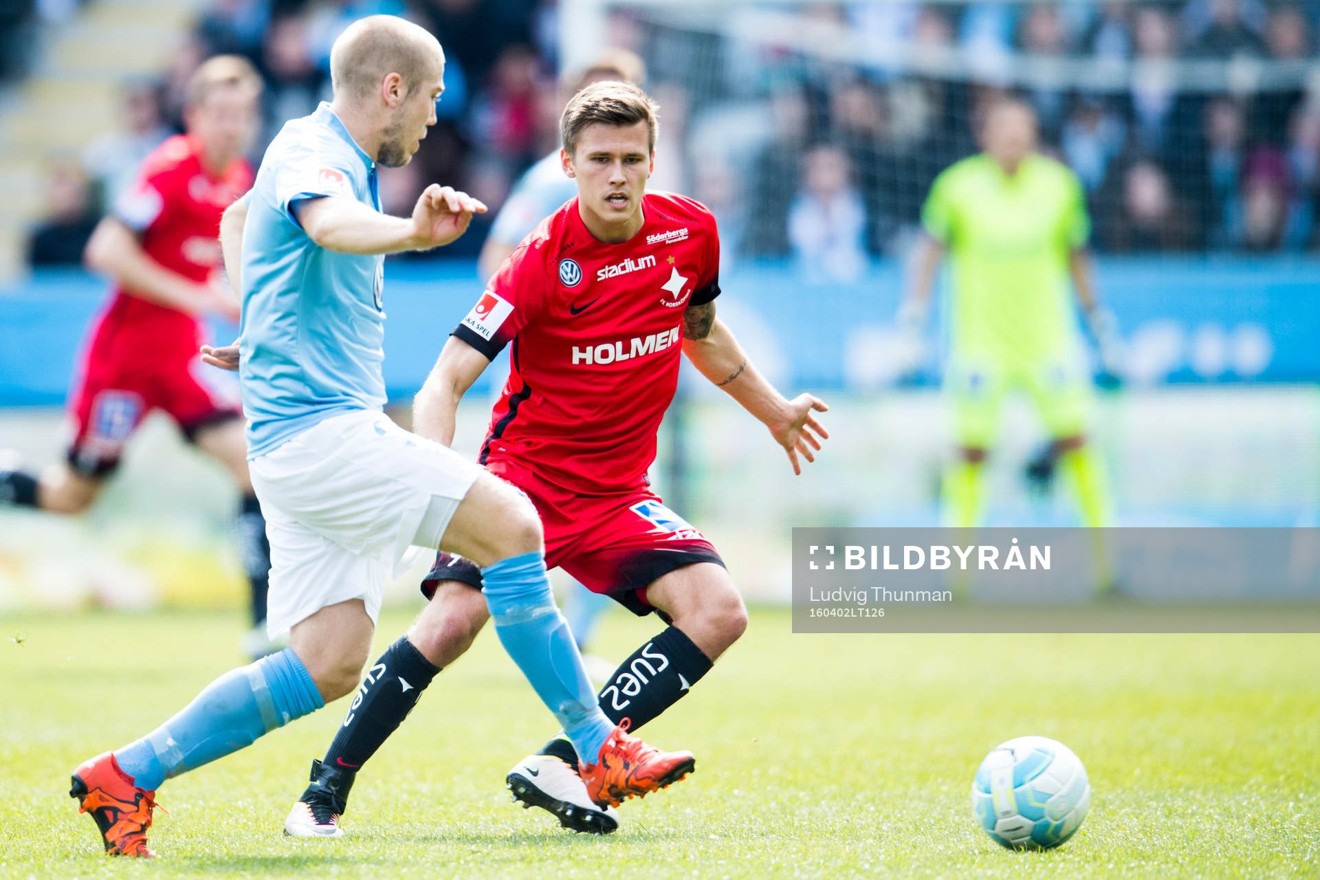 Malmö FFs Anton Tinnerholm bevakas av Norrköpings Arnor