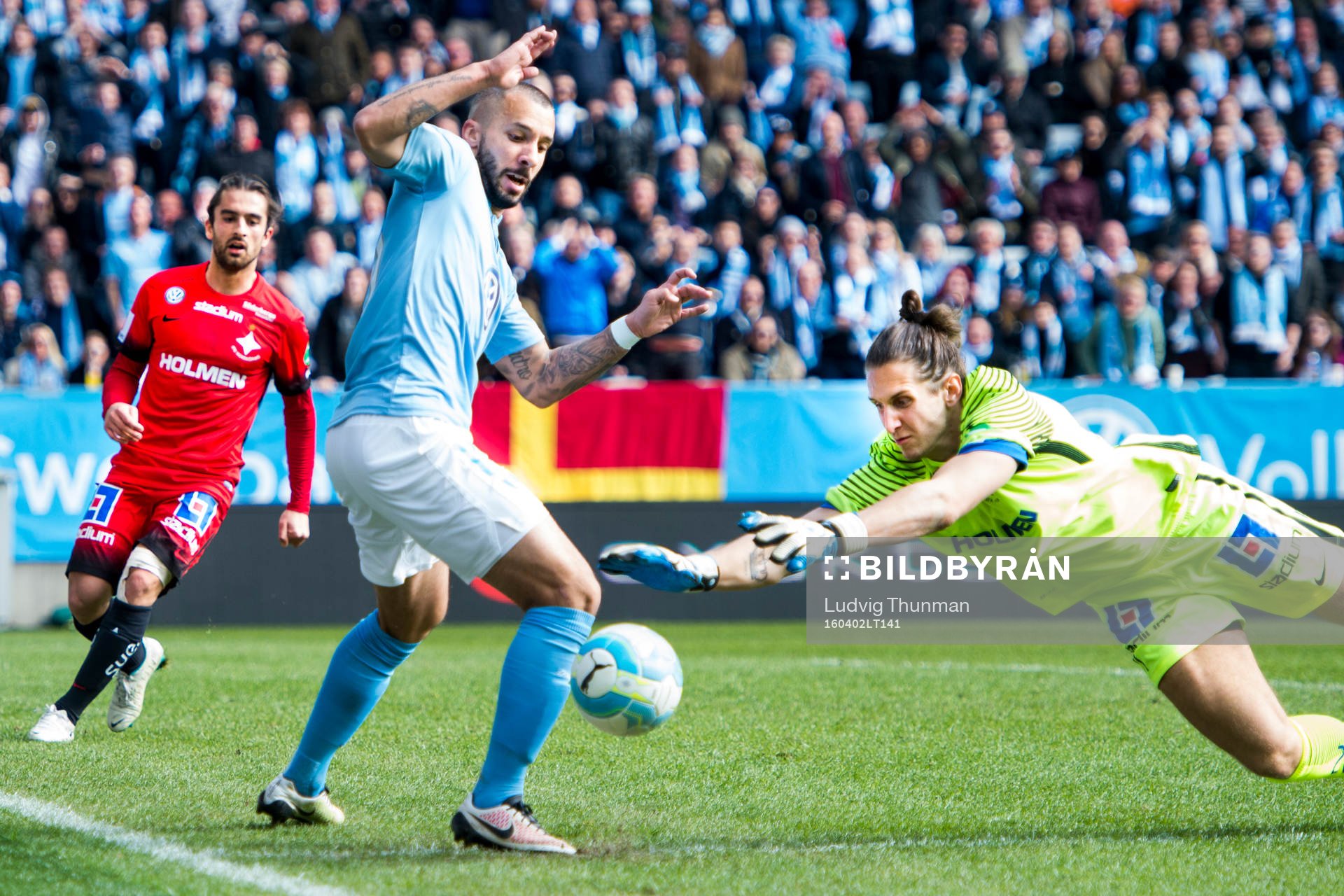 Norrköpings målvakt David Mitov Nilsson kastar sig mot
