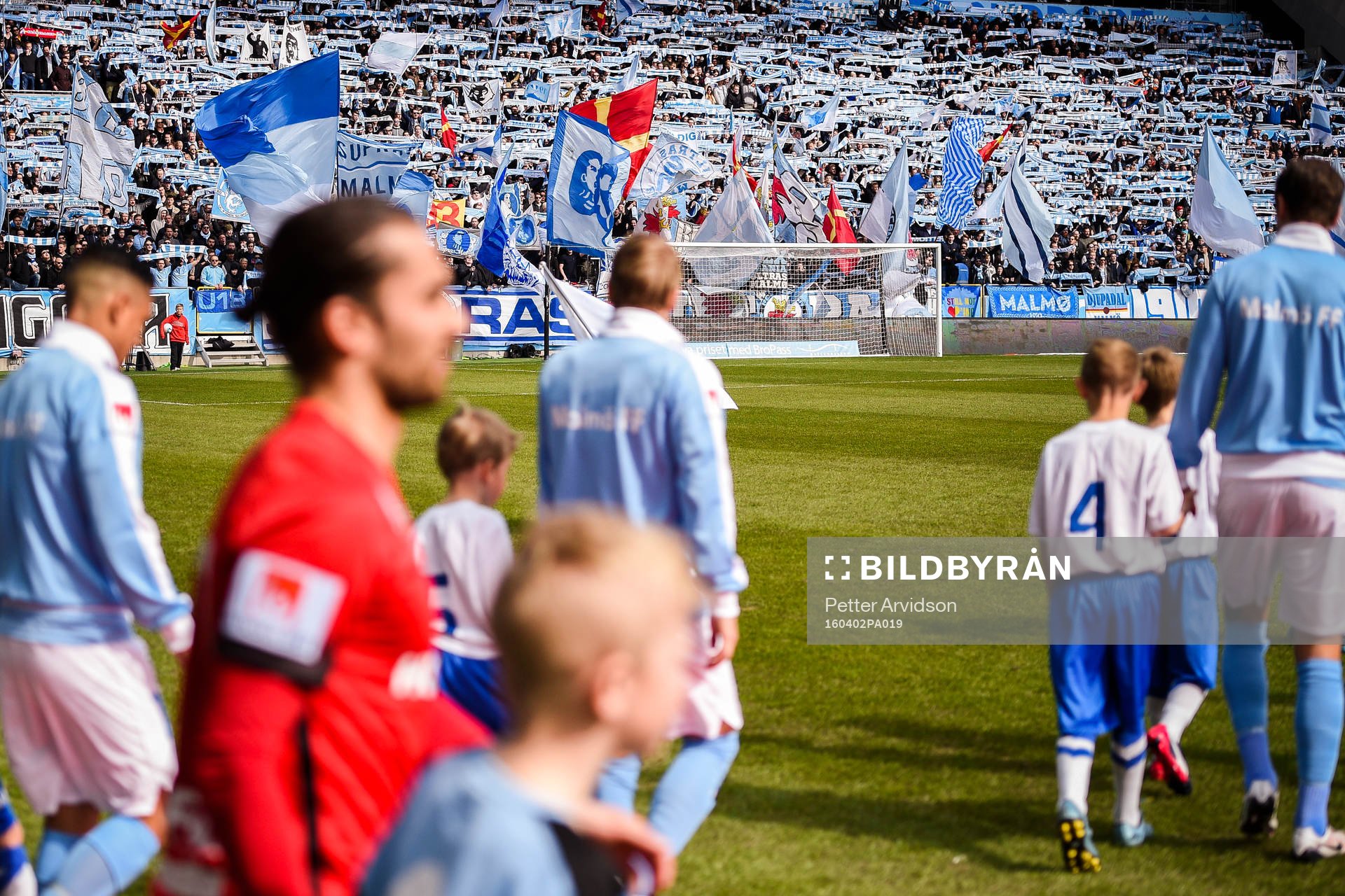 Malmö FFs supportrar när spelarna går in på planen