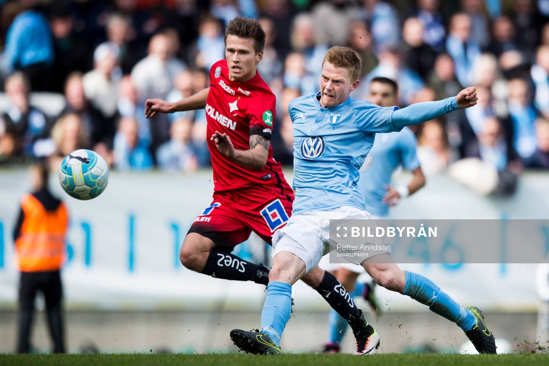 Malmö FFs Anders Christiansen gör 1-1 i kamp med Norrköpings Arnor Ingvi Traustason under fotbollsmatchen i Allsvenskan mellan Malmö FF och Norrköping den 2 april 2016 i Malmö.