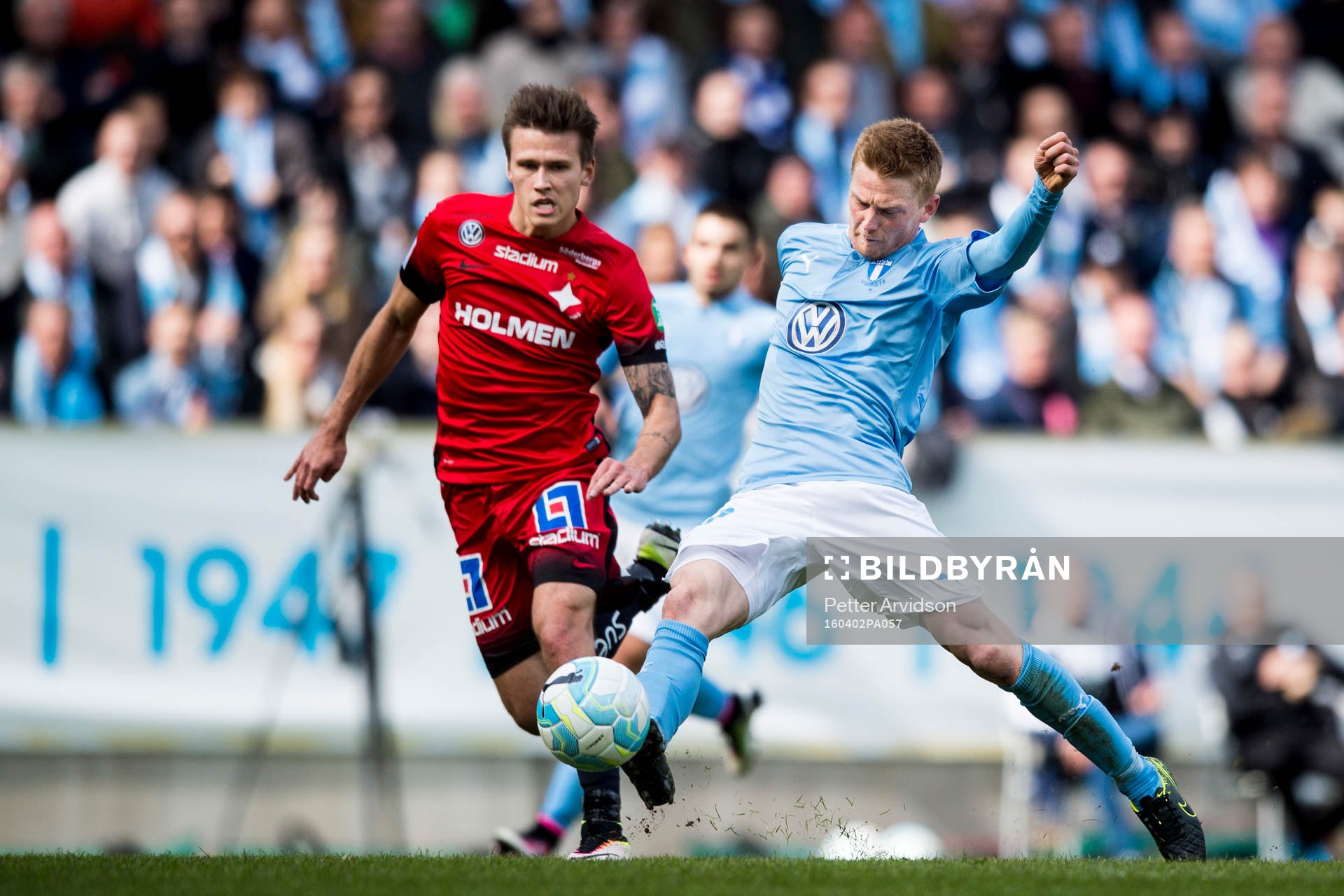 Malmö FFs Anders Christiansen gör 1-1 i kamp med Norrköpings Arnor Ingvi Traustason under fotbollsmatchen i Allsvenskan mellan Malmö FF och Norrköping den 2 april 2016 i Malmö.