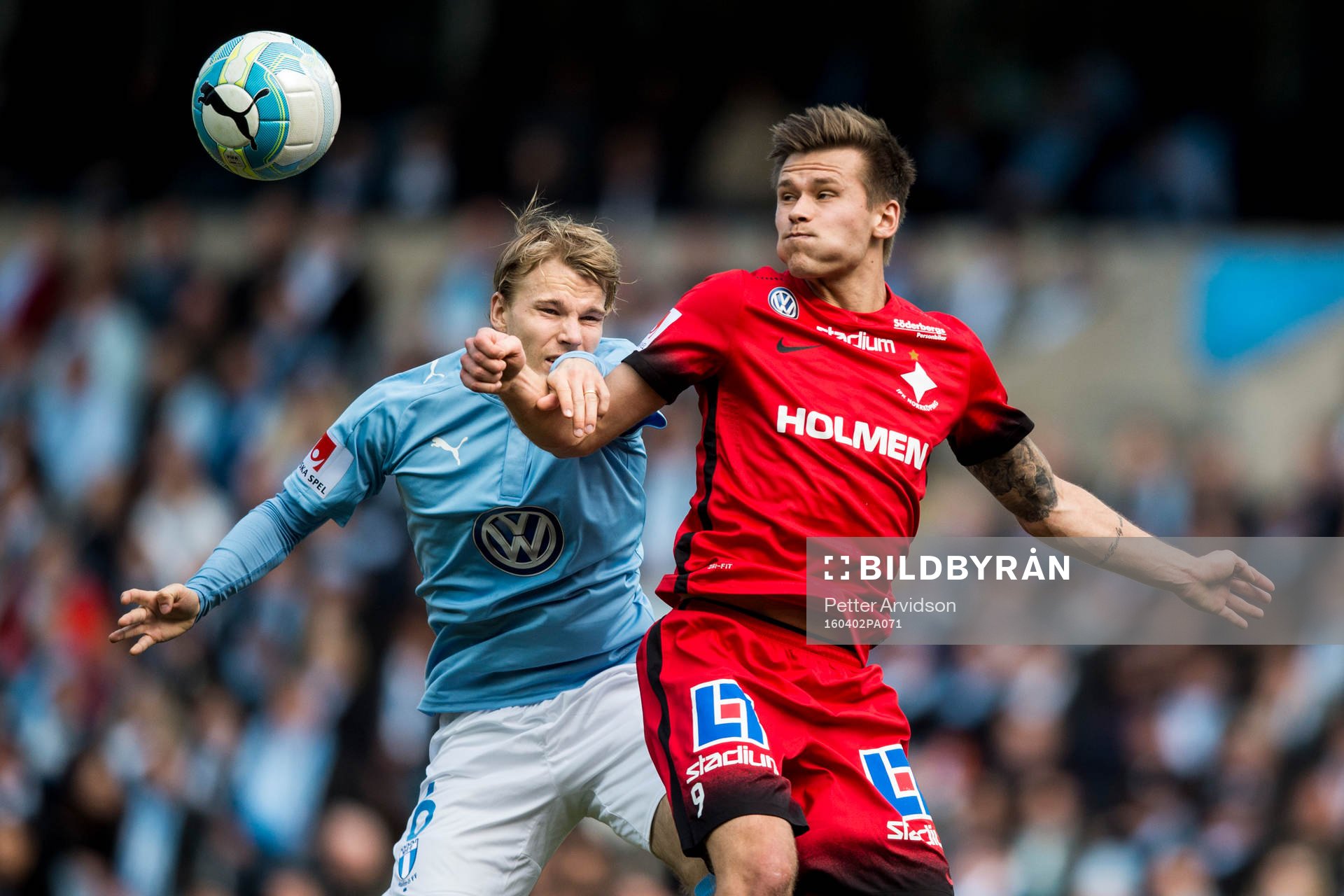 Malmö FFs Oscar Lewicki i nickduell med Norrköpings Arnor