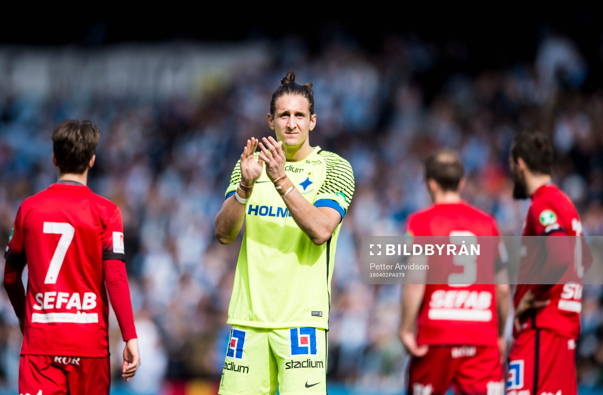Norrköpings målvakt David Mitov Nilsson tackar publiken