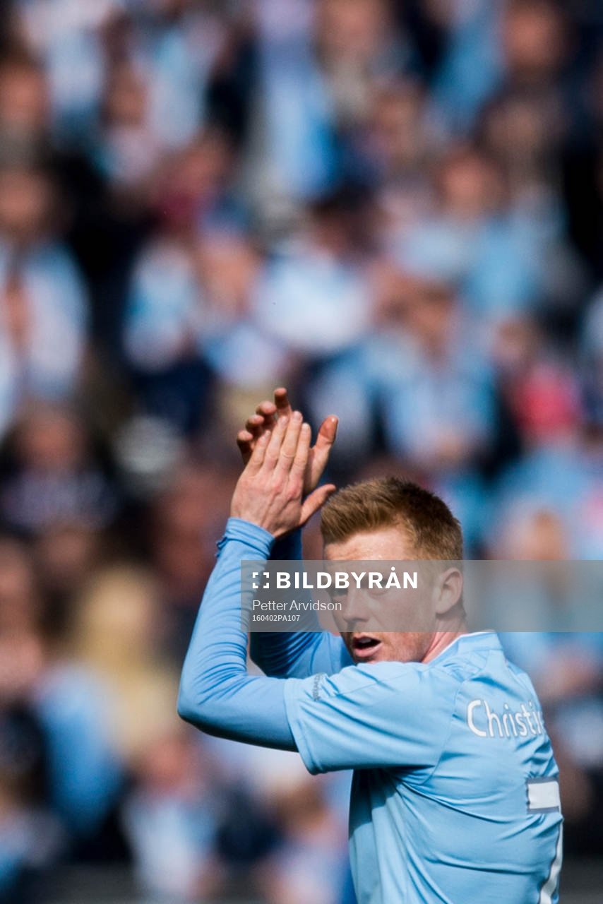 Malmö FFs Anders Christiansen tackar publiken när han