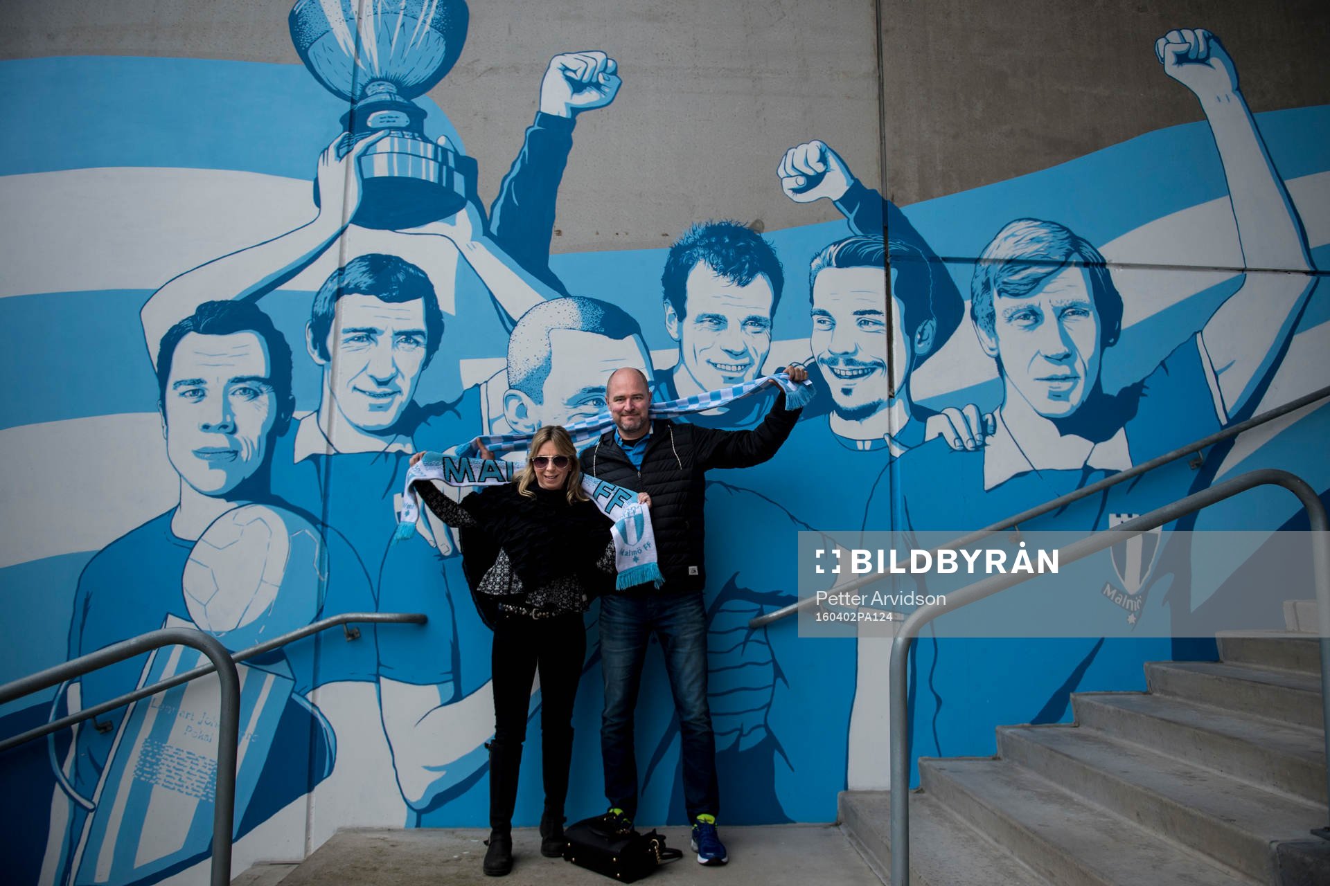 Malmö FF supportrar fotograferas framför en vägg med MFF