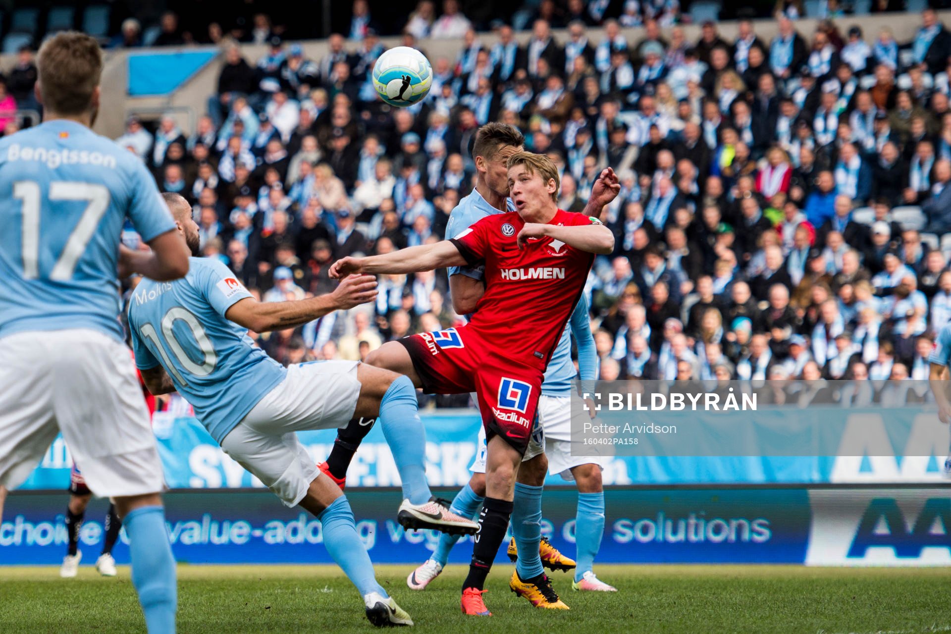 Malmö FFs Markus Rosenberg trycker till Norrköpings Joel Enarsson i ryggen i straffområdet under fotbollsmatchen i Allsvenskan mellan Malmö FF och Norrköping den 2 april 2016 i Malmö.