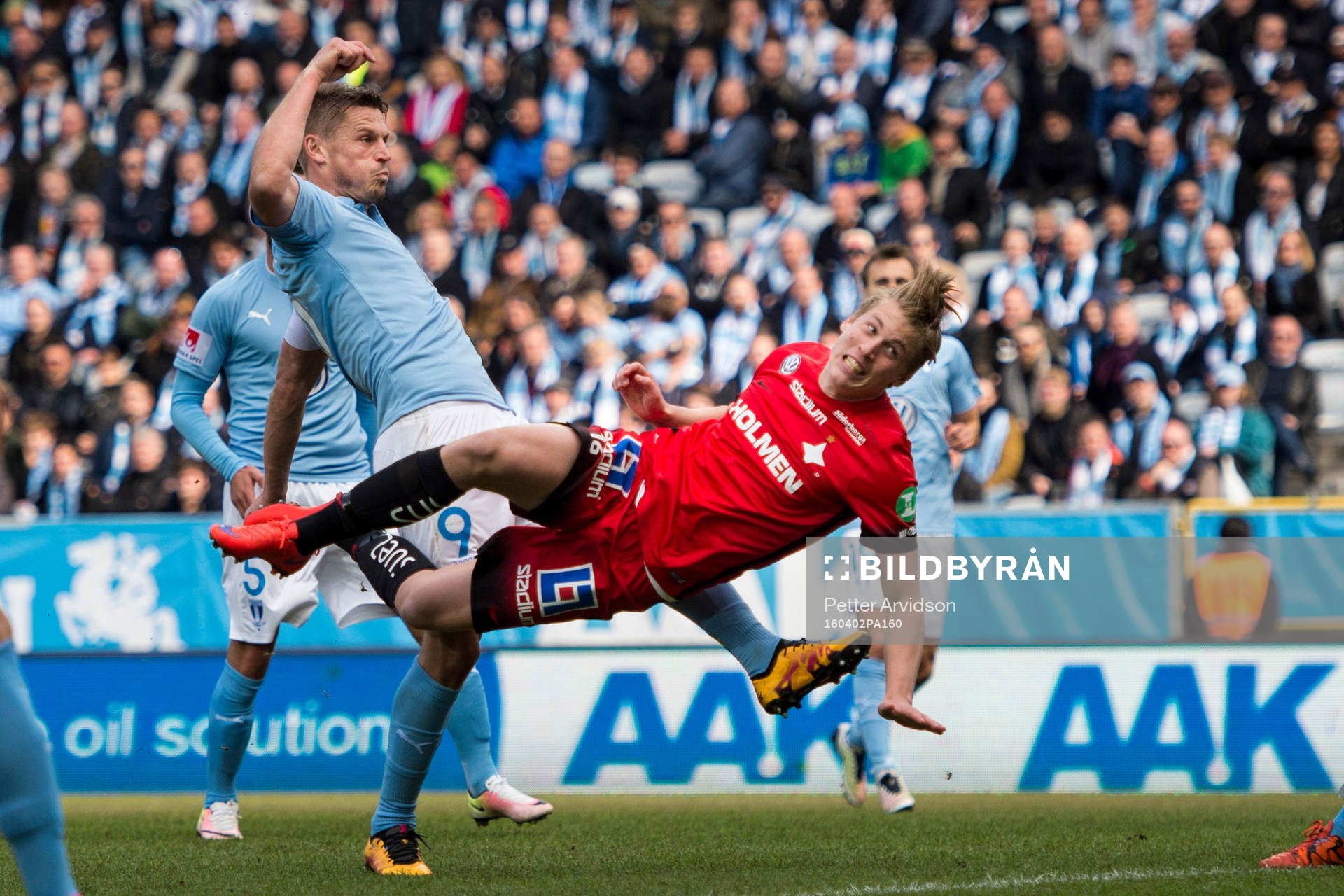 Malmö FFs Markus Rosenberg trycker till Norrköpings Joel Enarsson i ryggen i straffområdet under fotbollsmatchen i Allsvenskan mellan Malmö FF och Norrköping den 2 april 2016 i Malmö.