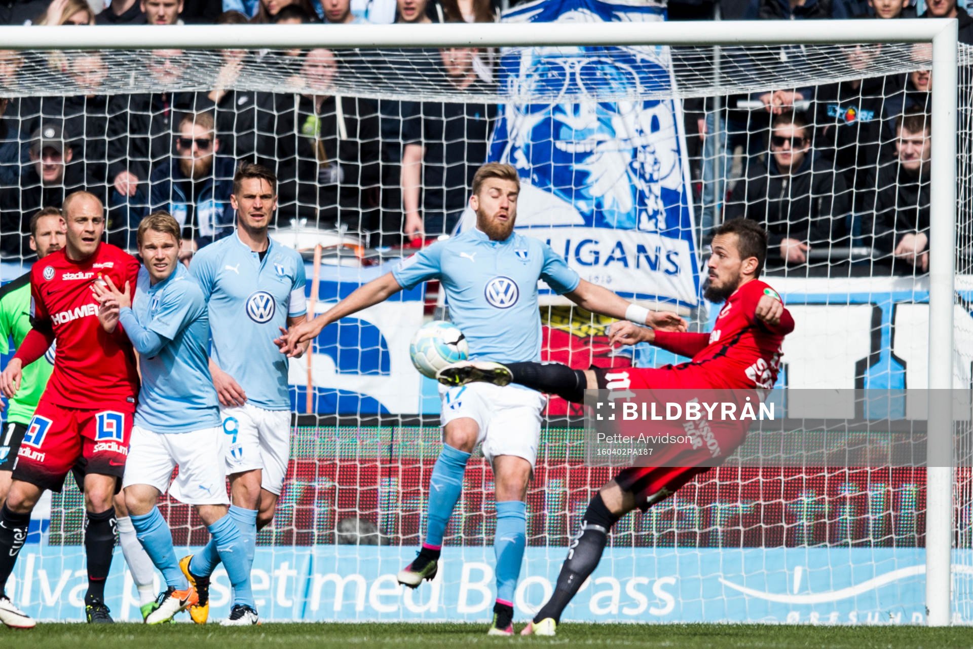 Norrköpings Emir Kujovic testar skott framför Malmö FFs