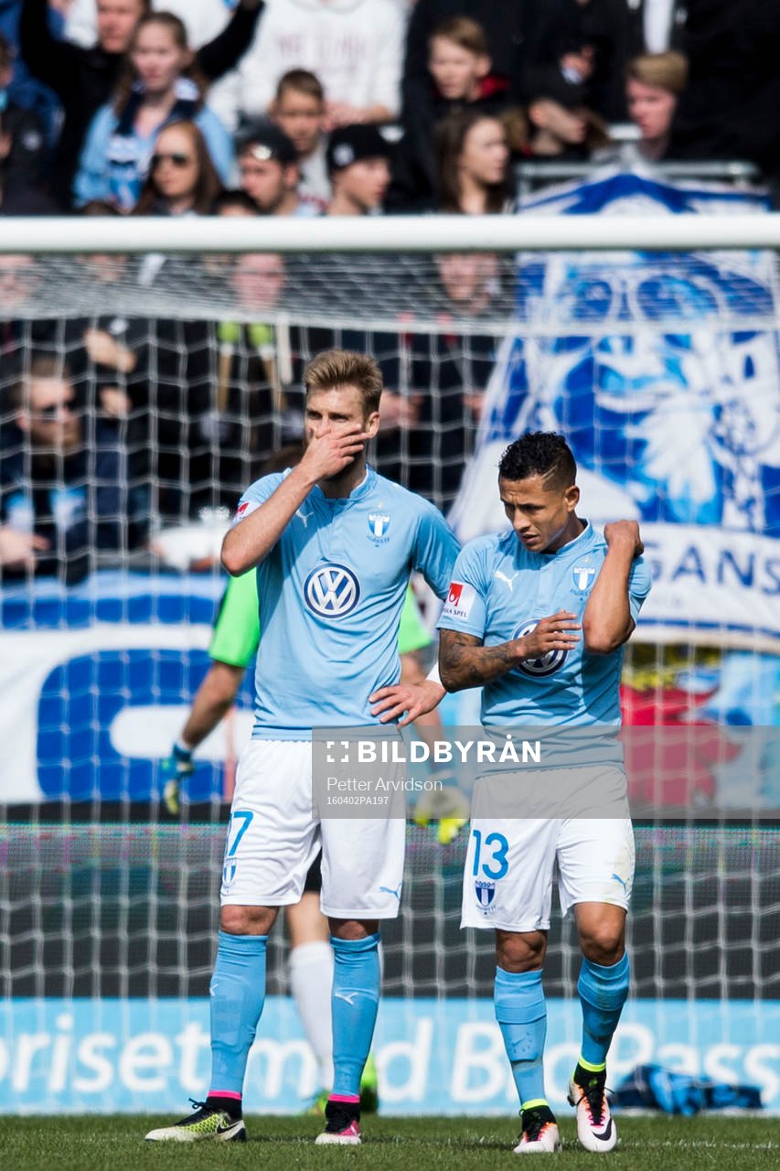 Malmö FFs Rasmus Bengtsson och Yoshimar Yotún deppar