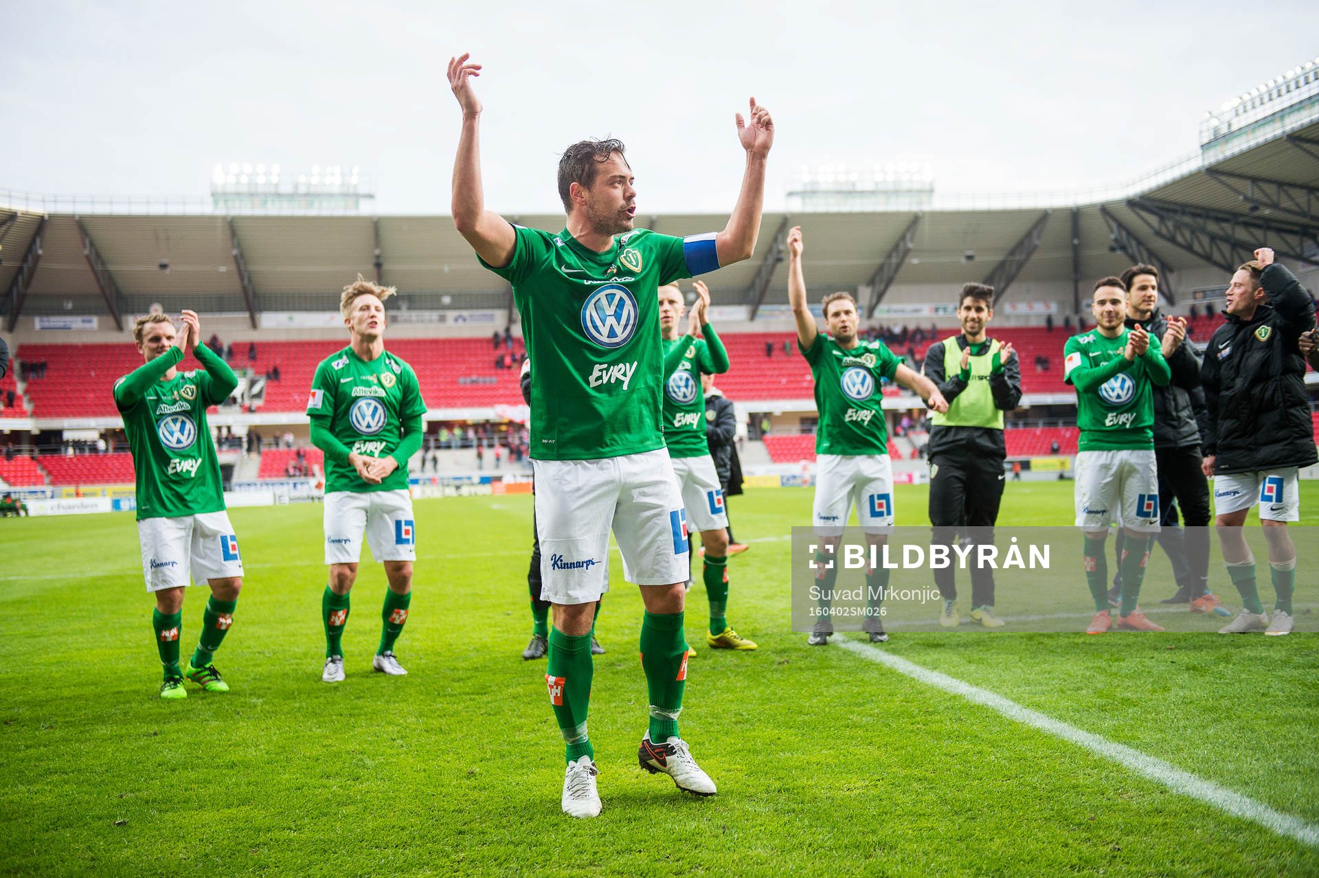 Jönköpingspelarna med Fredric Fendrich i täten jublar