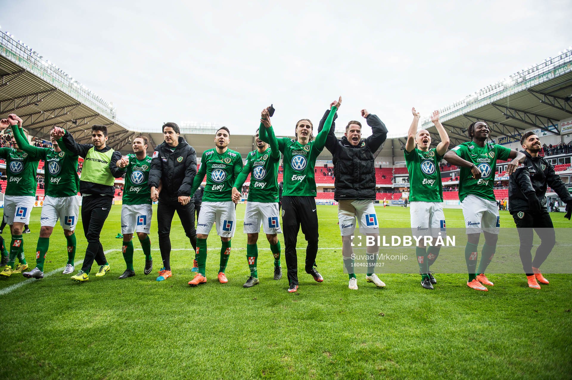 Jönköpingspelarna med målskytten i mitten, Pawel