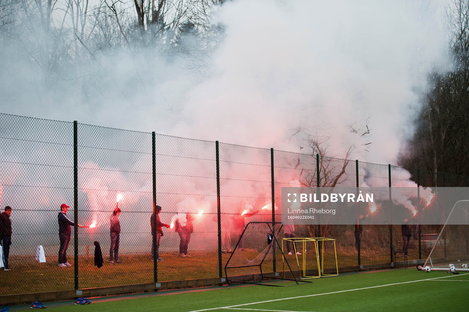 Djurgårdens supportrar tänder bengalisk eld