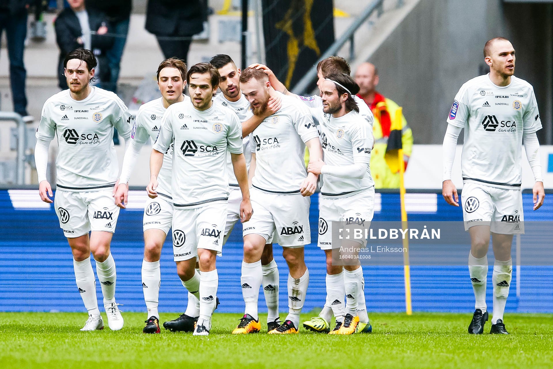 Sundsvalls spelare jublar efter 0-1 av Runar Sigurjonsson under fotbollsmatchen i Allsvenskan mellan AIK och GIF Sundsvall den 3 april 2016 i Stockholm.