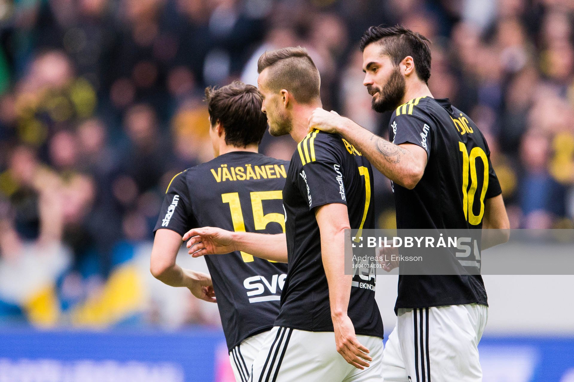 s Fredrik Brustad gör 1-1 och gratuleras av AIK:s Denni