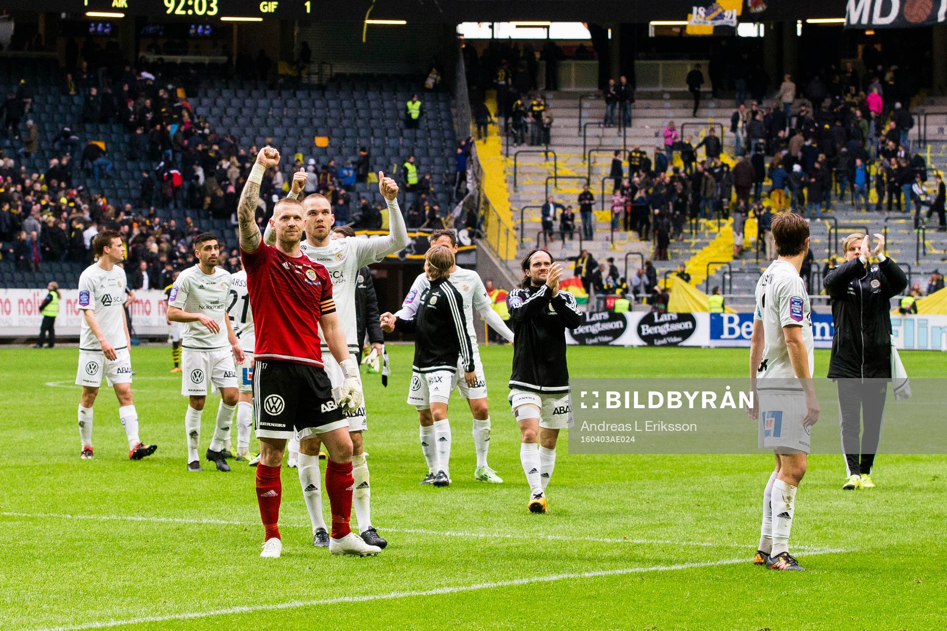 Sundsvalls målvakt Tommy Naurin och Marcus Danielson tackar publiken efter fotbollsmatchen i Allsvenskan mellan AIK och GIF Sundsvall den 3 april 2016 i Stockholm.