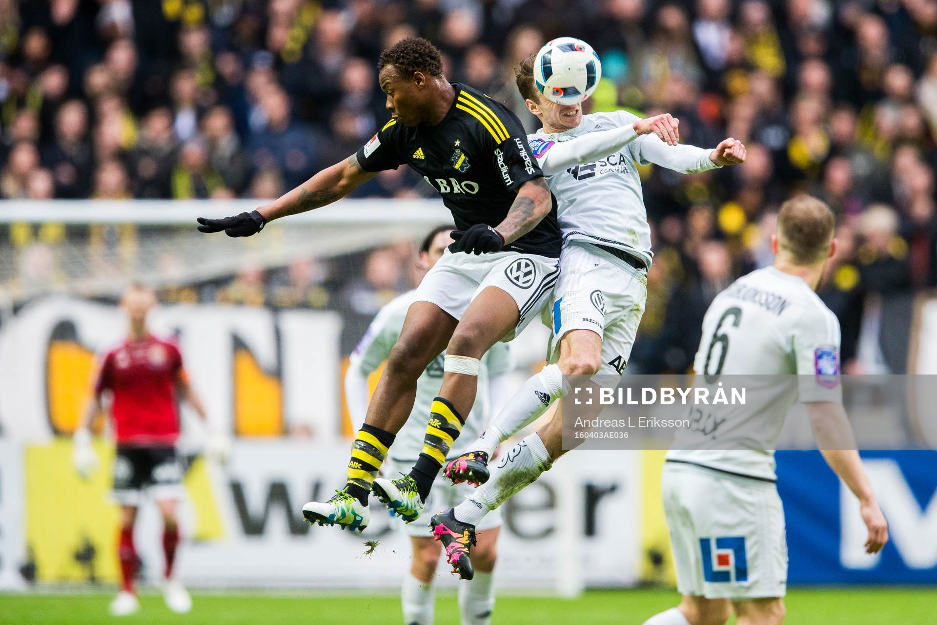 AIK:s Carlos Strandberg i en nickduell med Sundsvalls Lars Christian Krogh Gerson under fotbollsmatchen i Allsvenskan mellan AIK och GIF Sundsvall den 3 april 2016 i Stockholm.