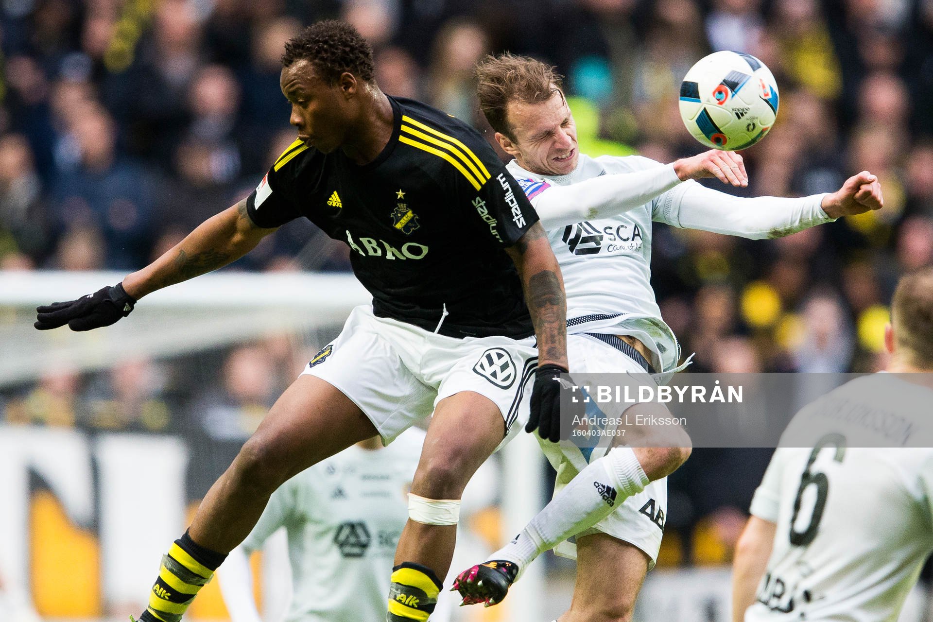 s Carlos Strandberg i en nickduell med Sundsvalls Lars