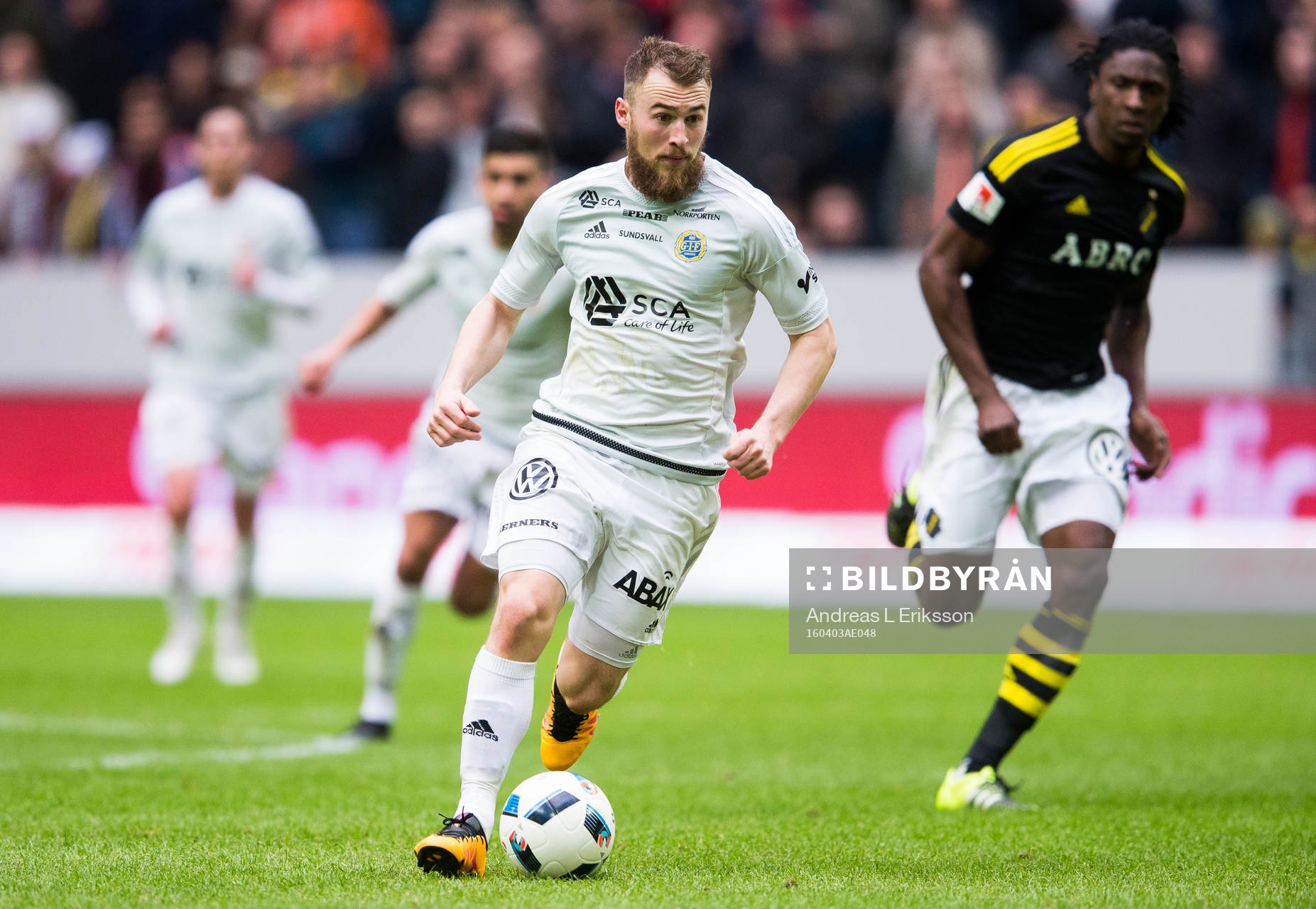 Sundsvalls Runar Sigurjonsson med bollen