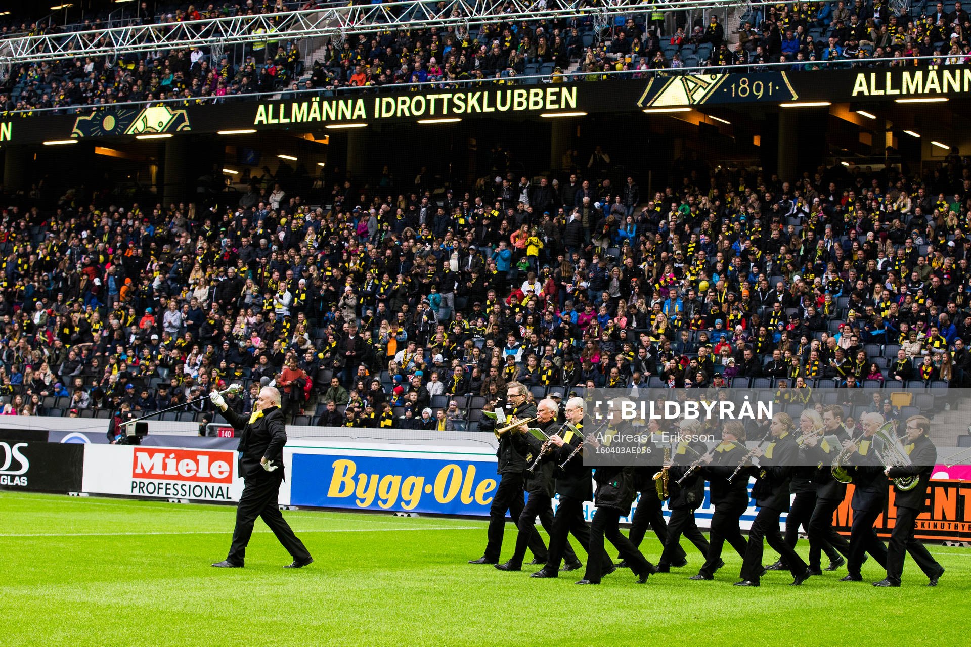En orkester gör entré innan fotbollsmatchen i Allsvenskan mellan AIK och GIF Sundsvall den 3 april 2016 i Stockholm. 