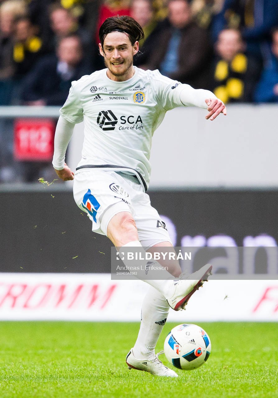 Sundsvalls Robin Tranberg med bollen
