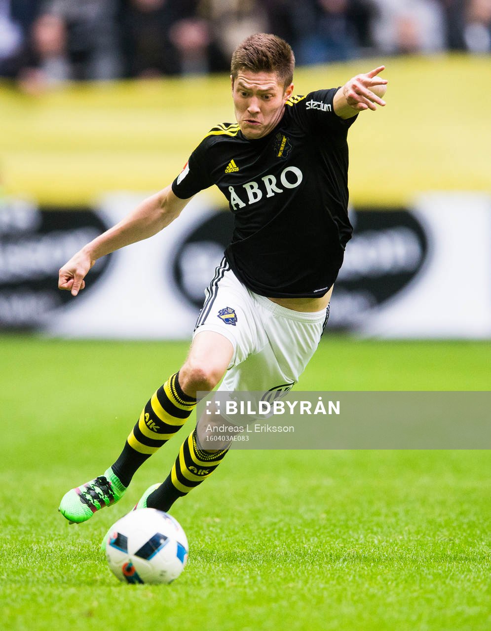 s Haukur Heidar Hauksson med bollen
