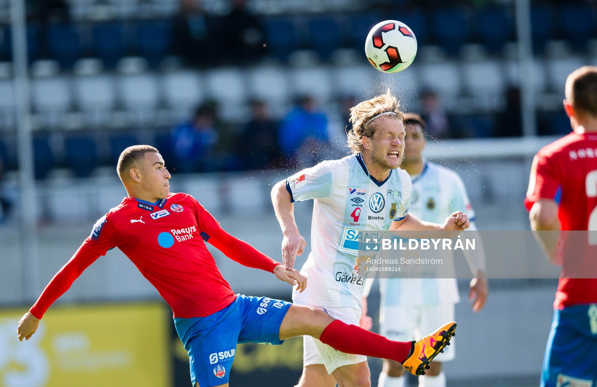 Helsingborgs Jordan Larsson i kamp om bollen med Gefles