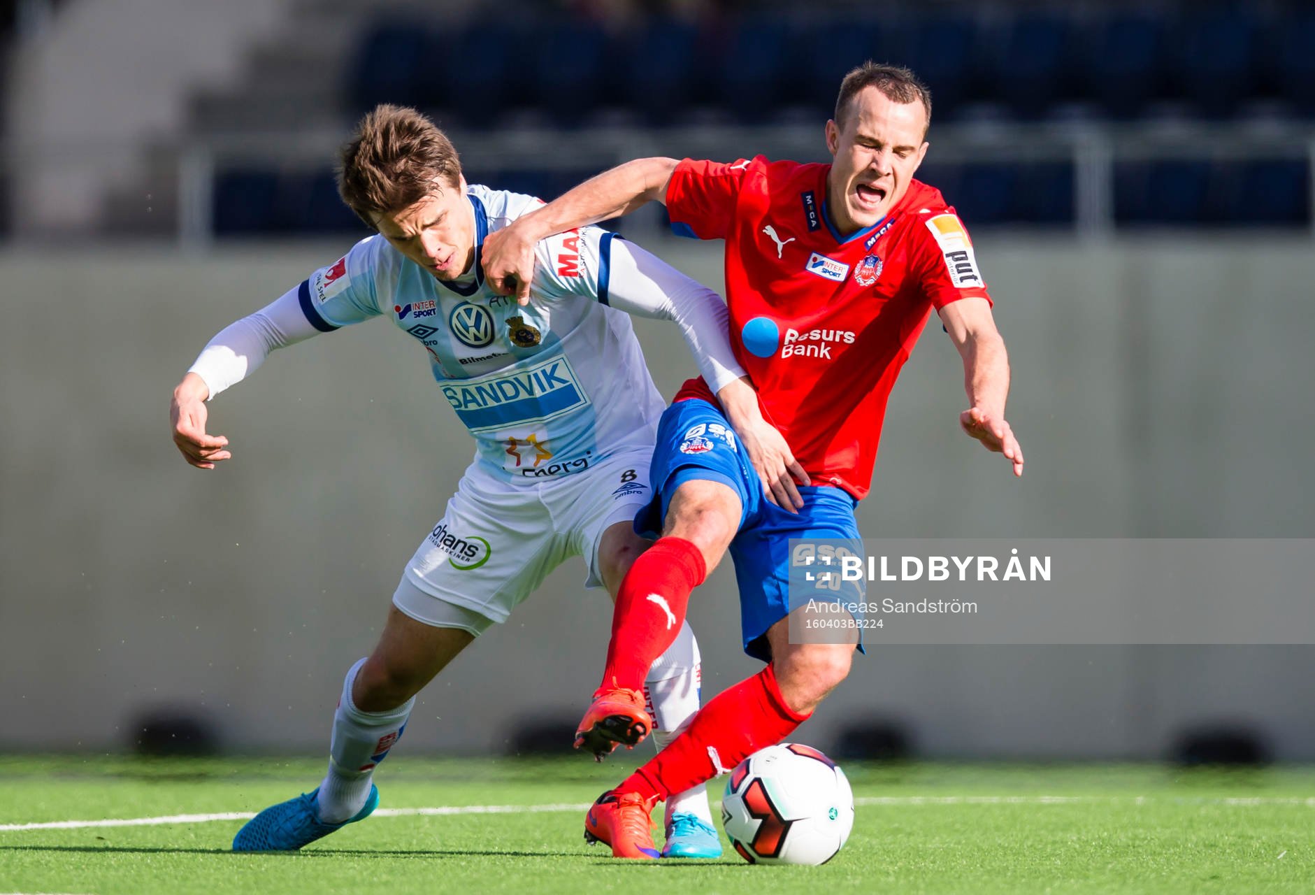 Gefles Simon Skrabb i kamp med Helsingborgs Calle Wede under fotbollsmatchen i Allsvenskan mellan Gefle och Helsingborg den 3 April 2016 i Gävle.
