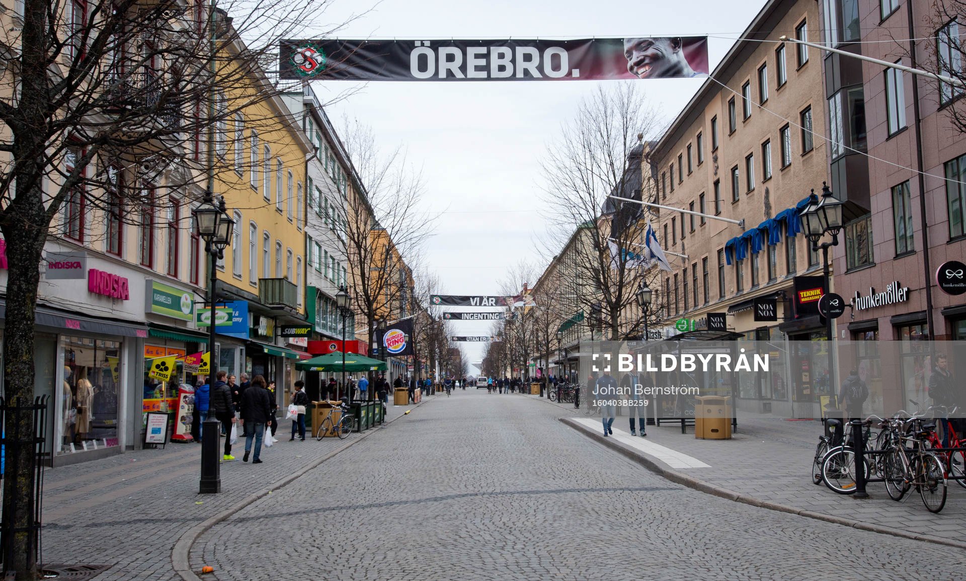 Drottninggatan i Örebro med Djurgården supportrar och