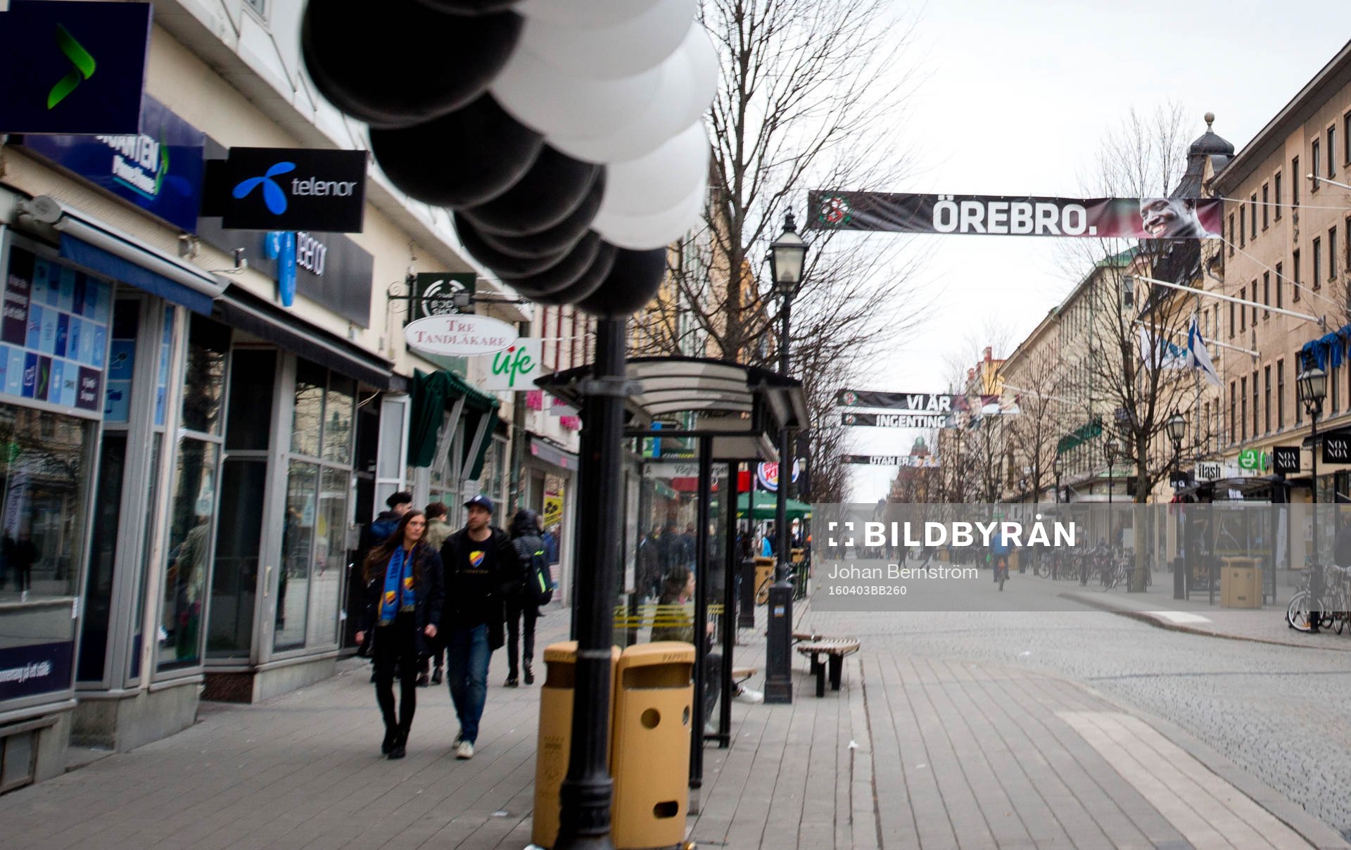 Drottninggatan i Örebro med Djurgården supportrar och