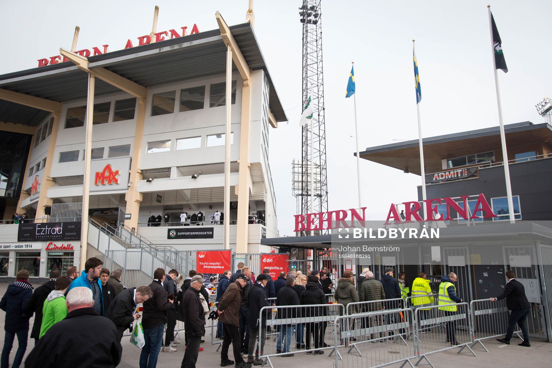 Supportrar utanför Behrn Arena