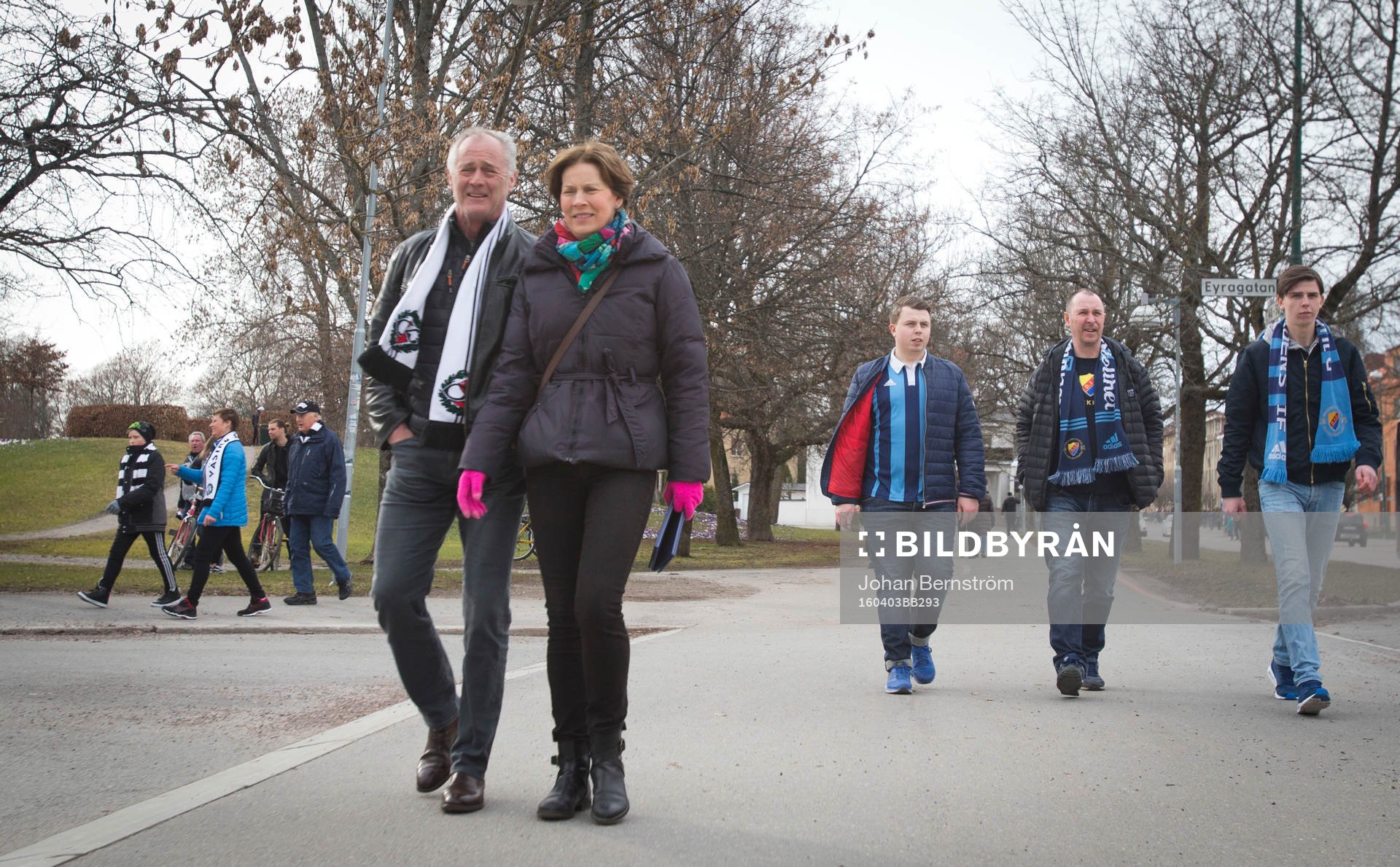 Örebro och Djurgården supportrar utanför Behrn Arena