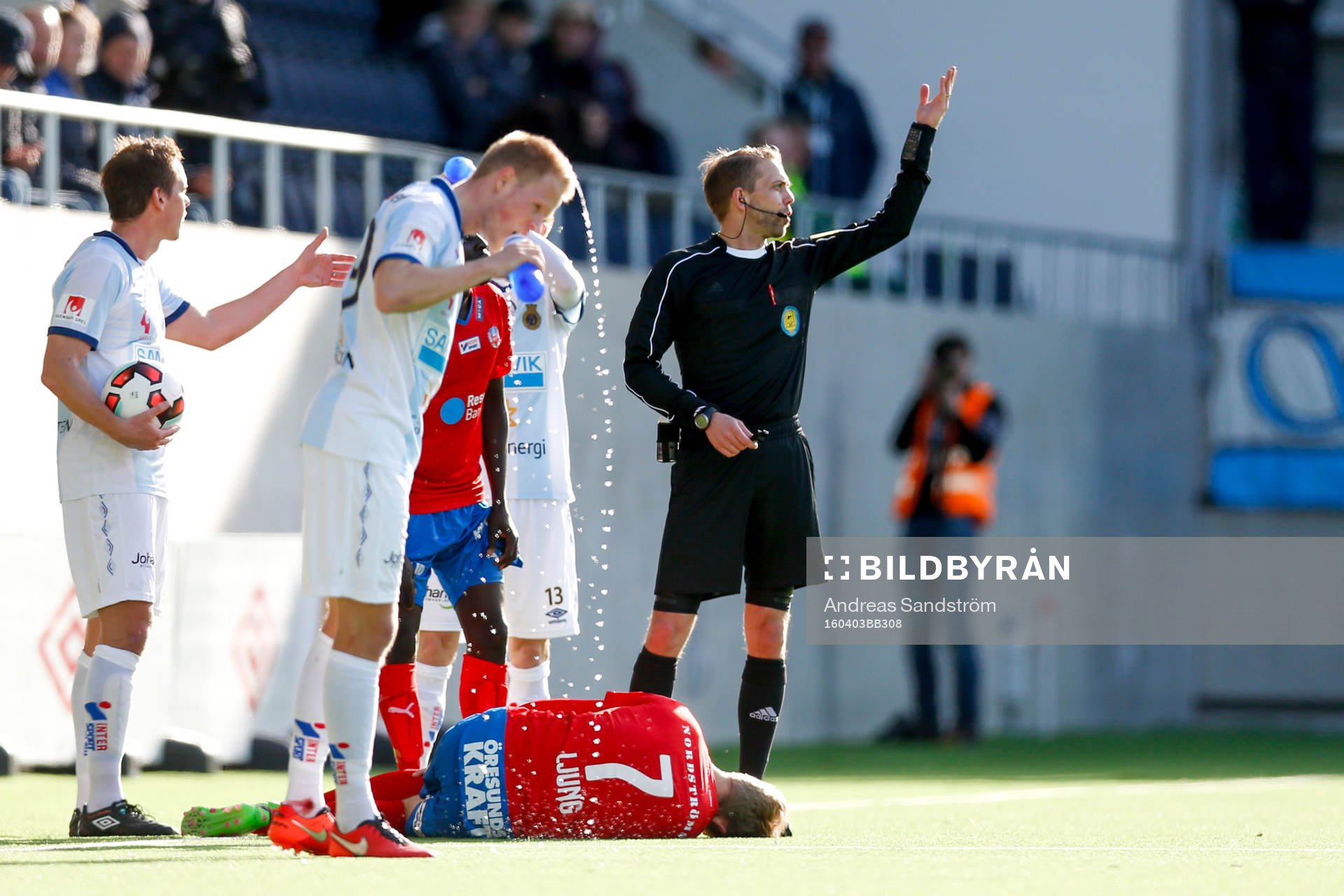 Helsingborgs Viktor Ljung får lämna planen
