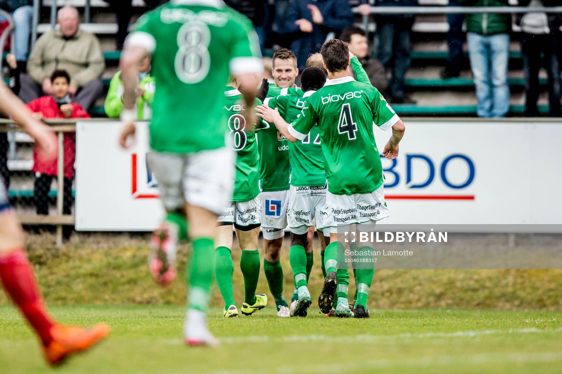Ljungskiles Gabriel Altemark-Vanneryr har gjort 1-0 och jublar med lagkamraterna under fotbollsmatchen i Superettan mellan Ljungskile och Örgryte den 3 april 2016 i Ljungskile.
