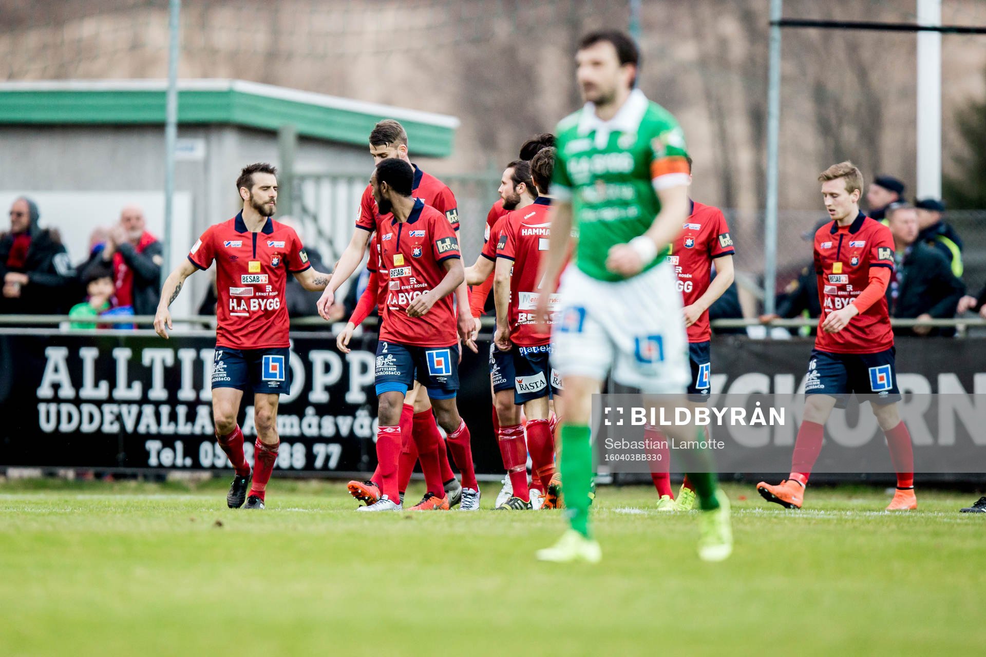 Örgrytes George Mourad har gjort 1-1 och jublar med lagkamraterna under fotbollsmatchen i Superettan mellan Ljungskile och Örgryte den 3 april 2016 i Ljungskile.