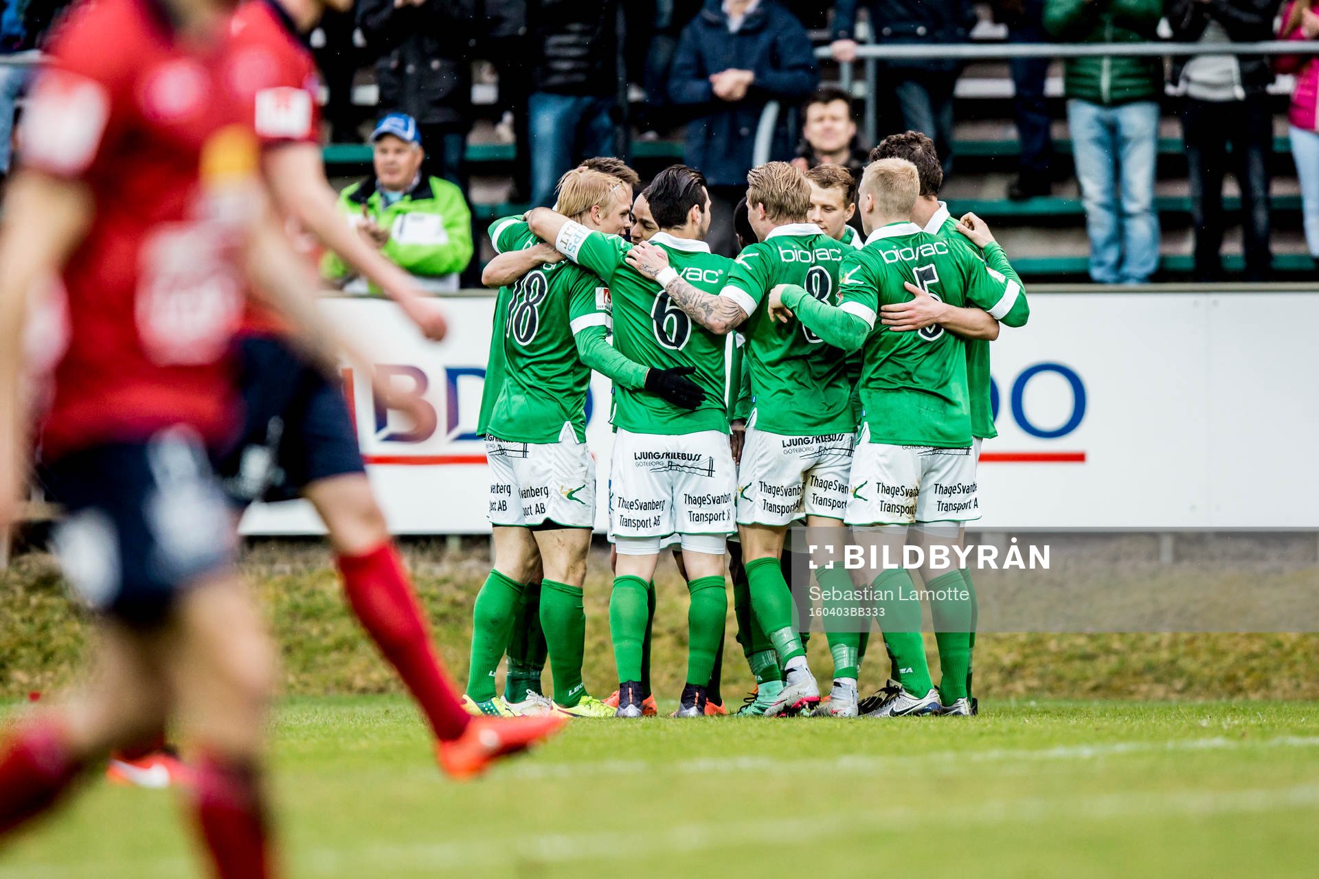 Ljungskiles Gabriel Altemark-Vanneryr har gjort 1-0 och jublar med lagkamraterna under fotbollsmatchen i Superettan mellan Ljungskile och Örgryte den 3 april 2016 i Ljungskile.