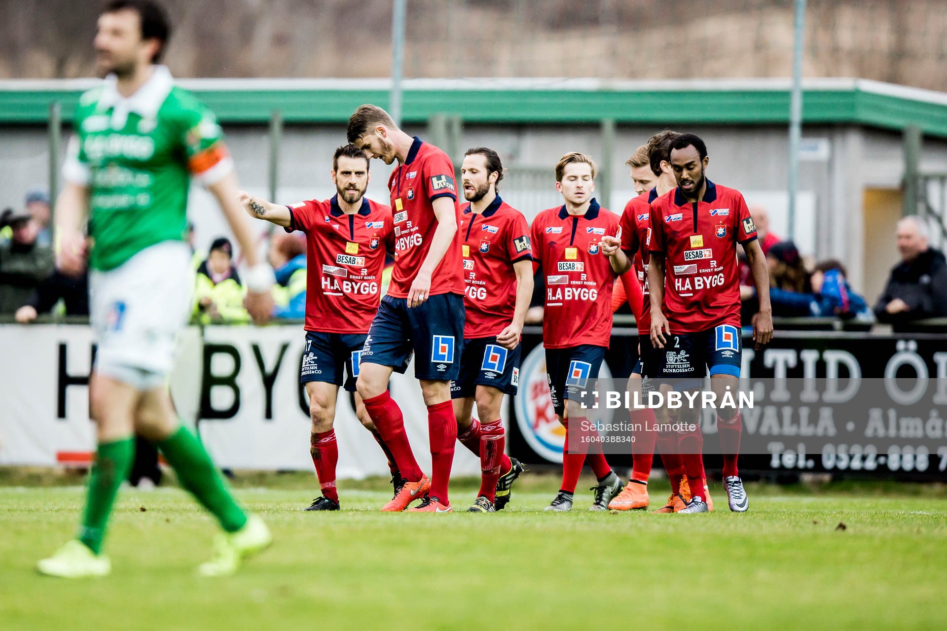 Örgrytes George Mourad har gjort 1-1 och jublar med